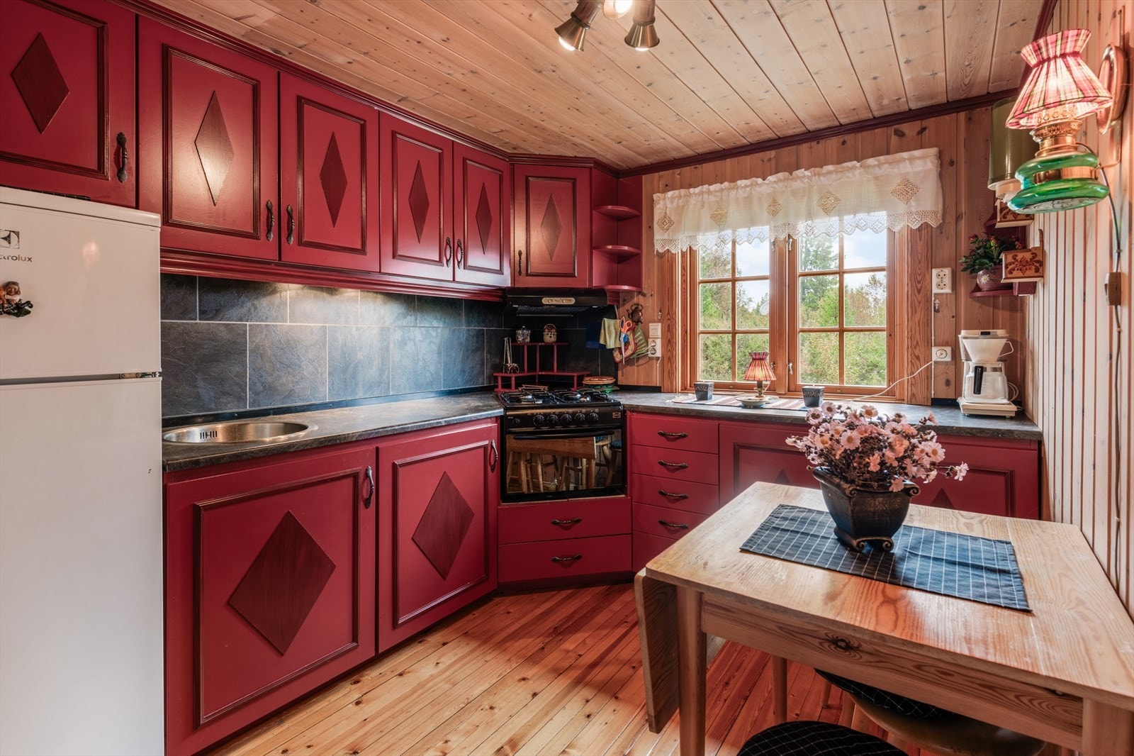 Kjøkkeninnredning med malte, profilerte fronter. Galleribilde