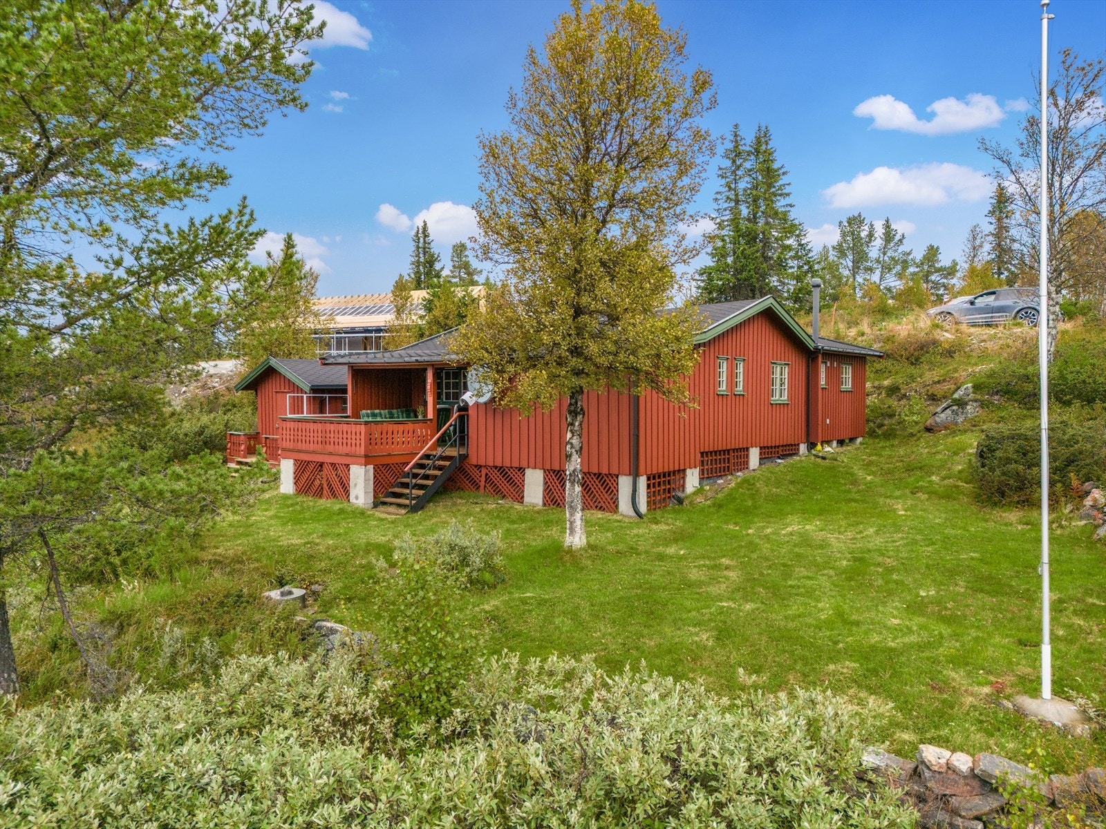 Hytta ligger i ett stille og fredelig område med gode solforhold i enden av blindveg. Galleribilde