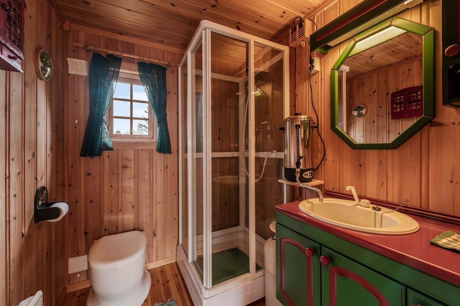 Bad med servantinnredning, dusjkabinett og snurredass. Galleribilde