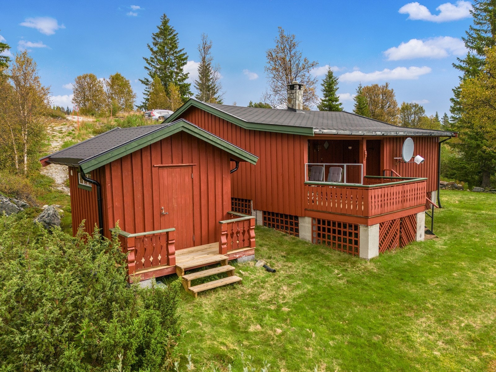 Hytte med byggeår 1975 og uthus med byggeår 2018. Galleribilde