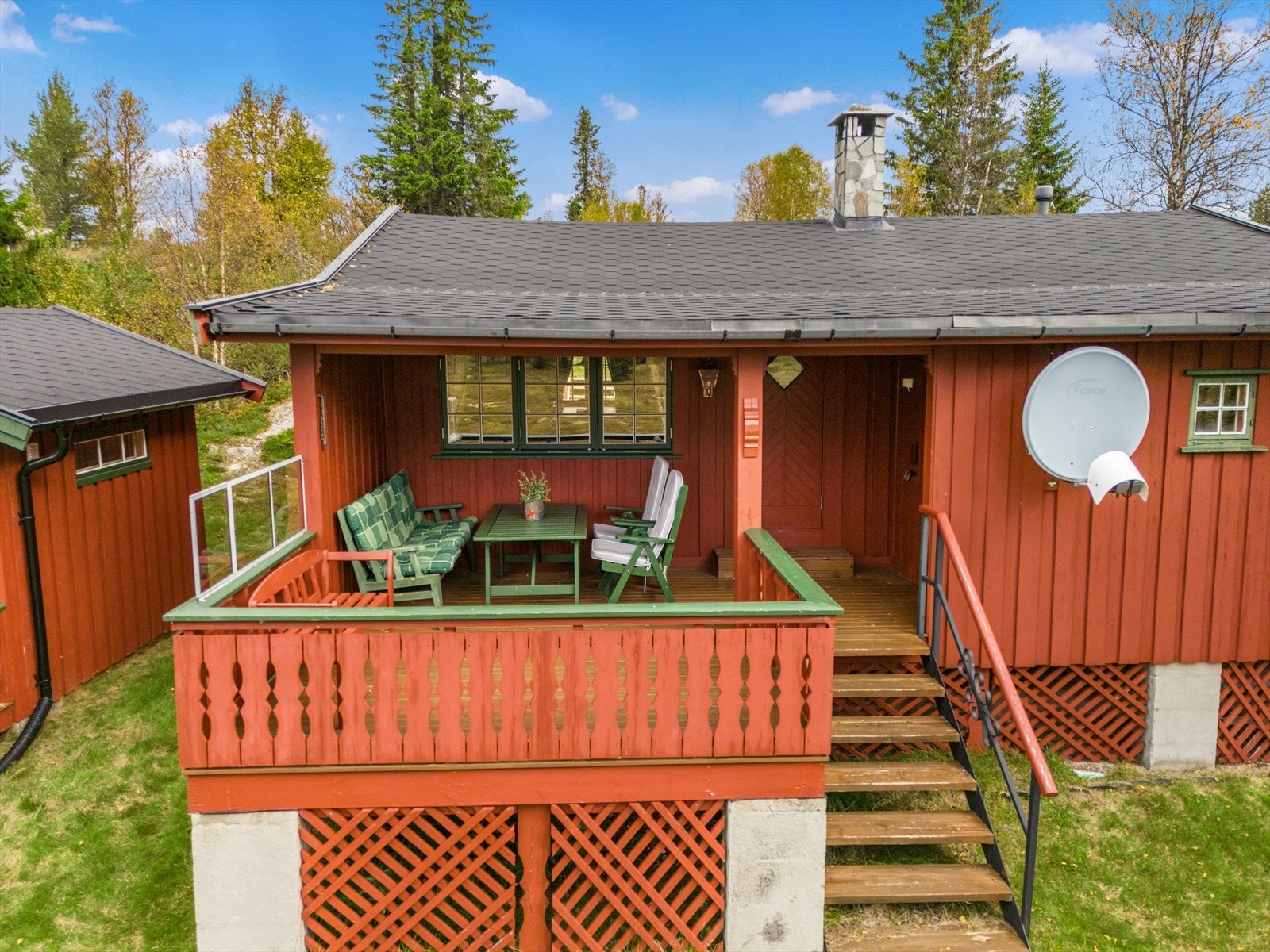 Fra stuen er det utgang til dels overbygd terrasse, og videre trapp til terreng. Galleribilde