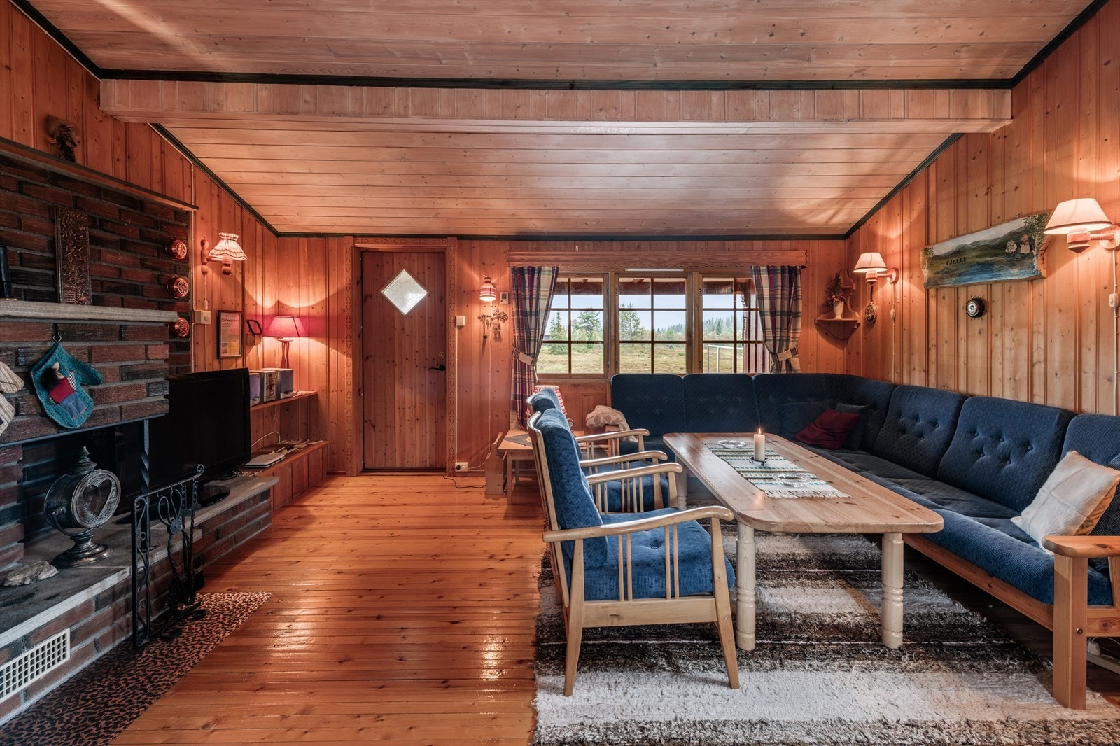 Stuen har panelte overflater og tregulv. Utgang til terrasse. Galleribilde
