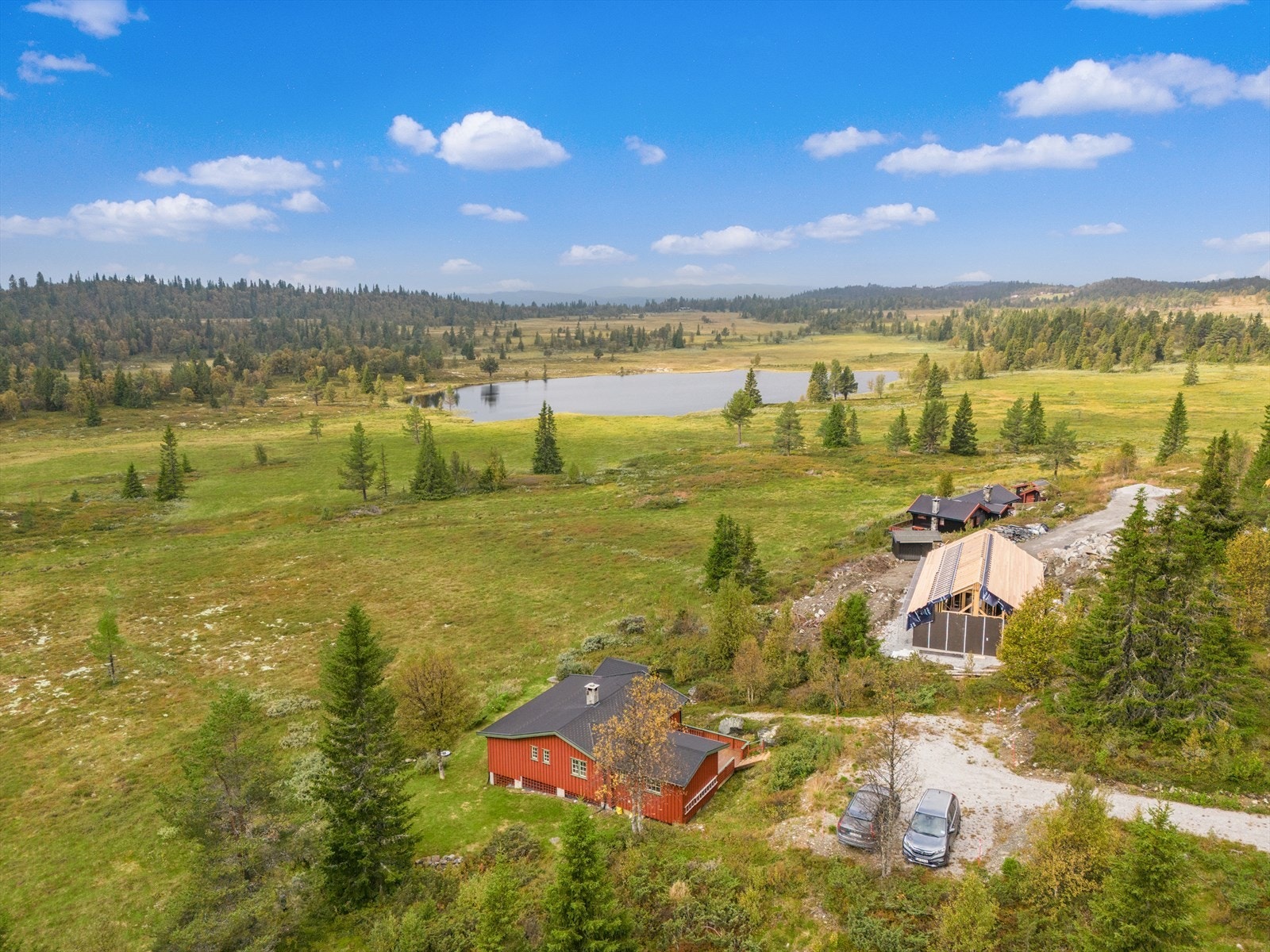 Hovedsakelig naturtomt, med parkering på egen eiendom. Galleribilde