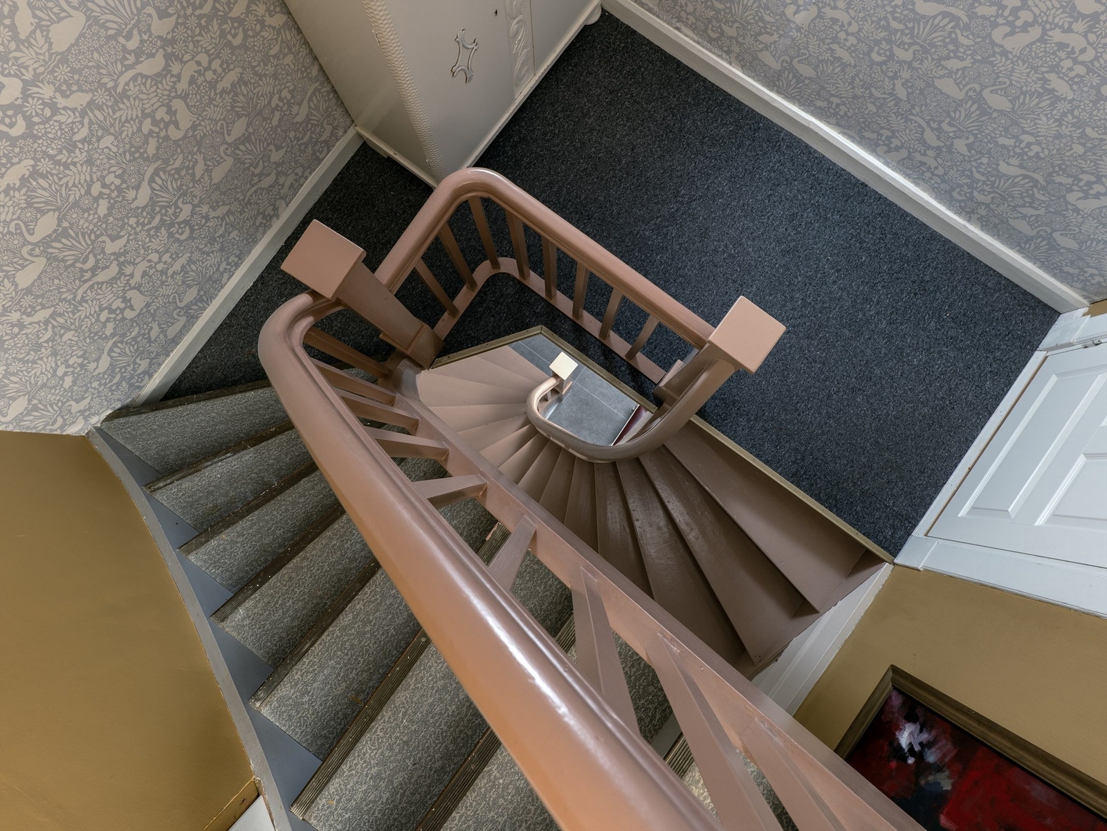 Trappen er bevart og malt, veggene både malt og tapetsert dekorativt. Galleribilde