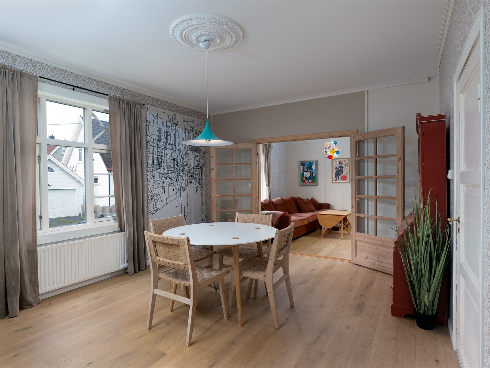 Fløydør gjør det mulig å lukke av mellom stuene. Spisestuen er tilgjengelig rett fra kjøkkenet. Galleribilde