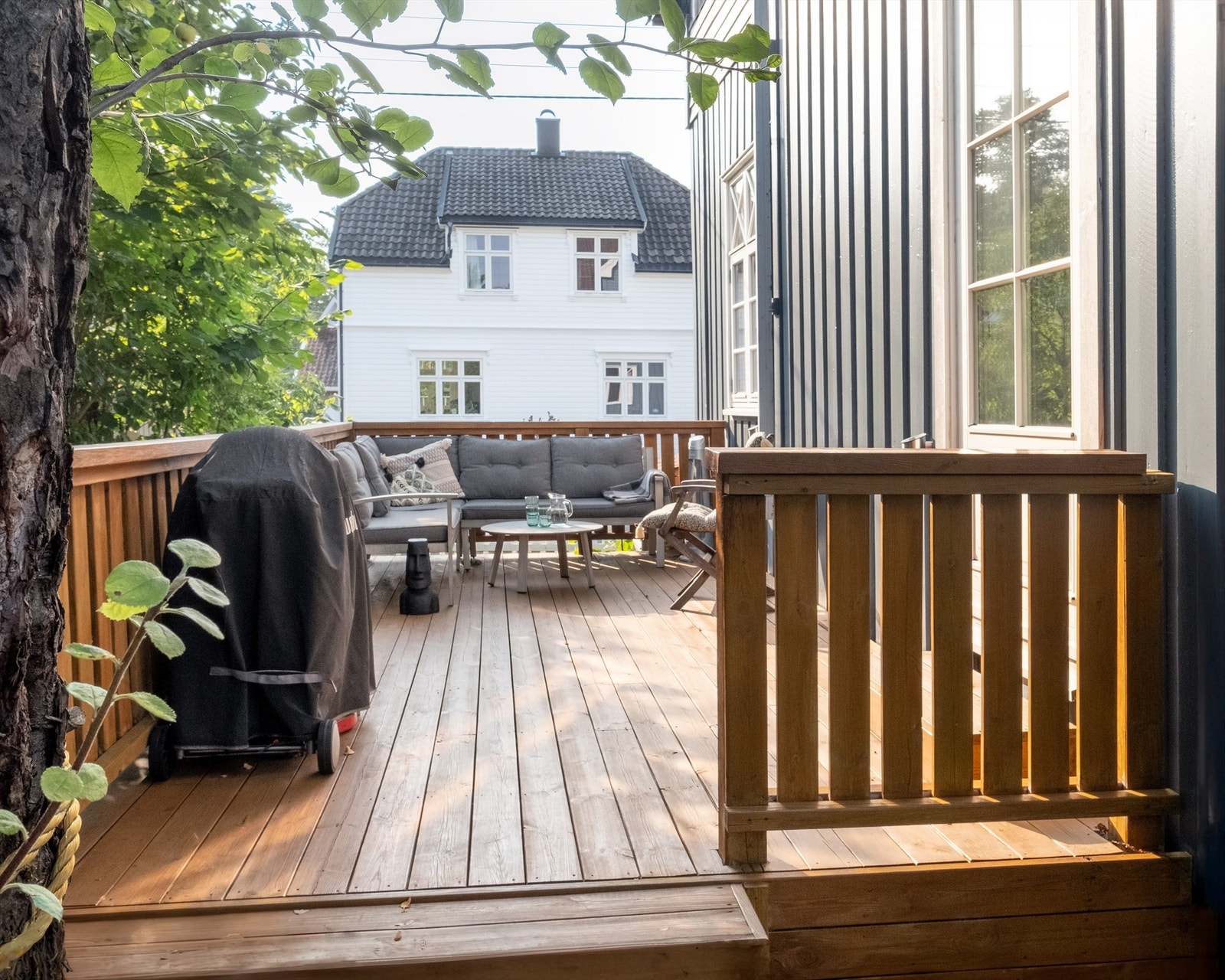 Ny terrasse er oppført foran boligens sydside og tilgjengelig fra kjøkkenet. Galleribilde