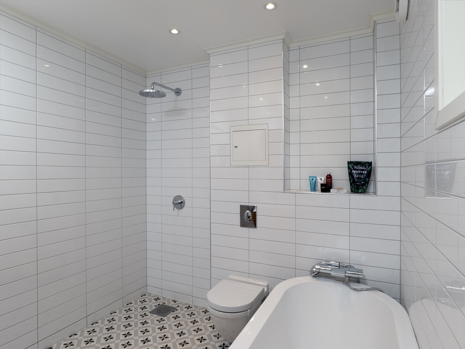 Med både dusjsone og badekar byr badet på valgfrihet. Galleribilde