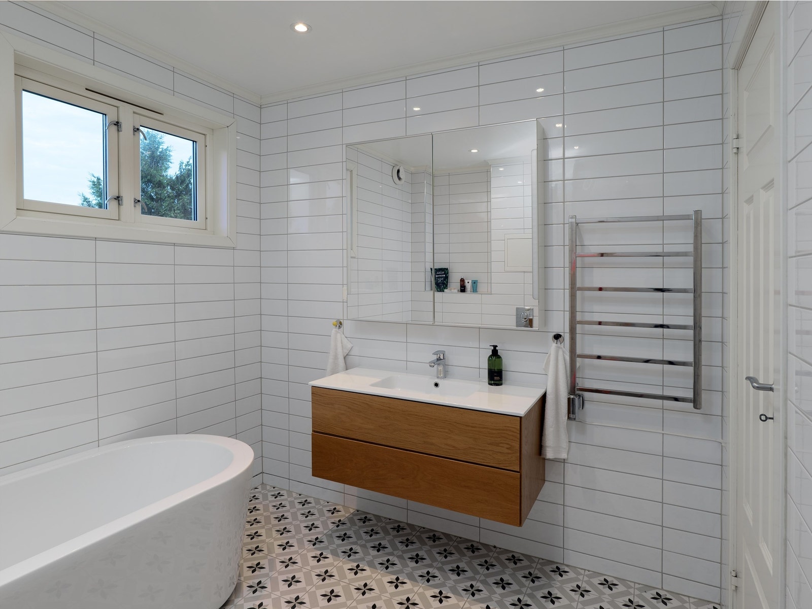 Badet ble bygget opp på nytt i 2016 med Westerbergs møbler og vakre historiske gulvfliser. Galleribilde