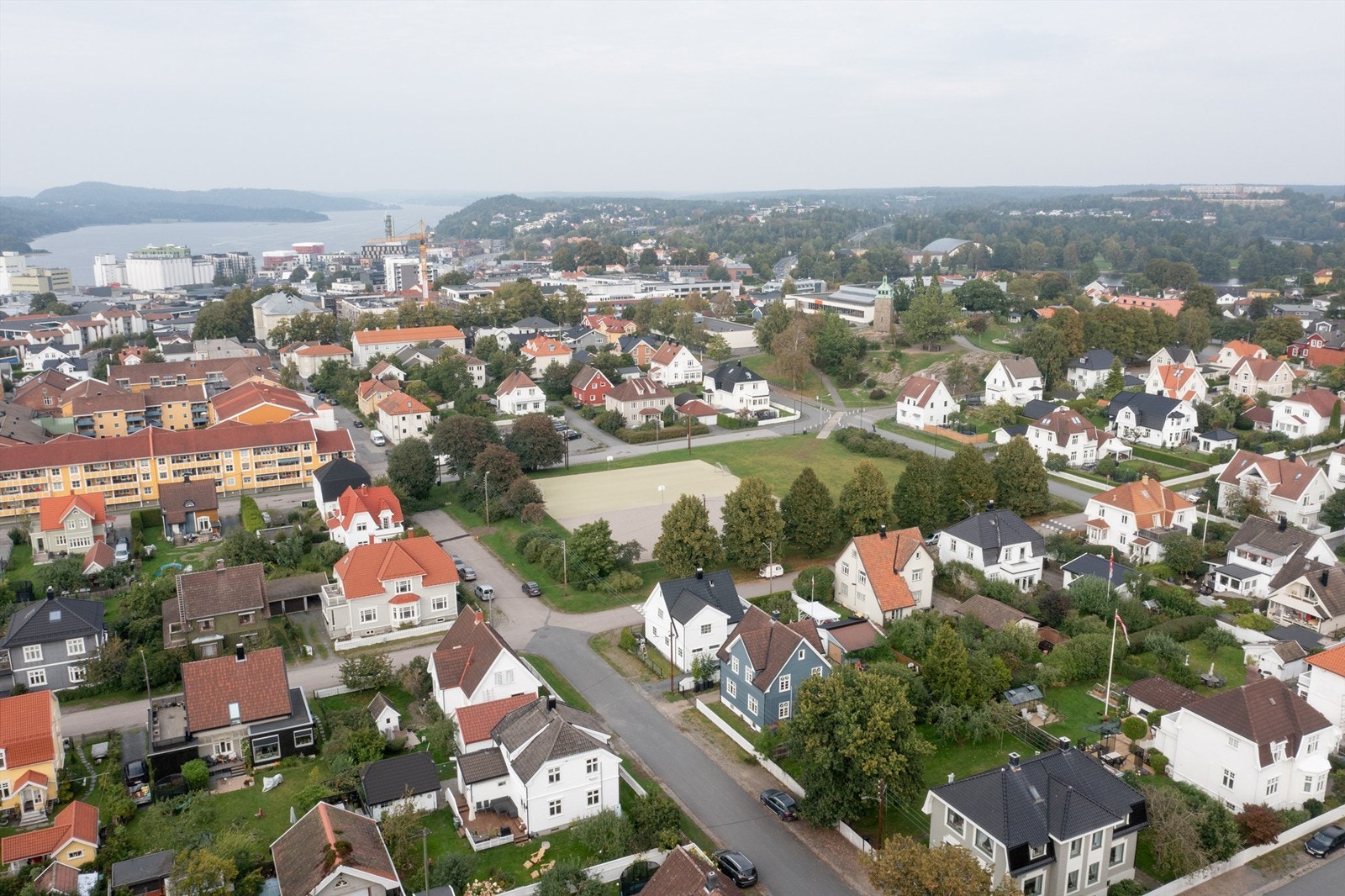 Bytårnet skole med alle grunntrinn er lett tilgjengelig i nabolaget. Rett rundt hjørnet ligger også Sandløkka. Galleribilde