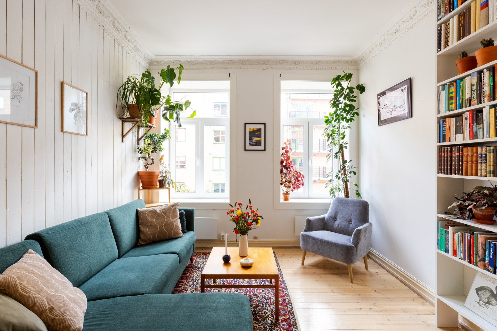 Store vindusflater sammen med den gjennomgående planløsningen gir en luftig og god romfølelse. Galleribilde