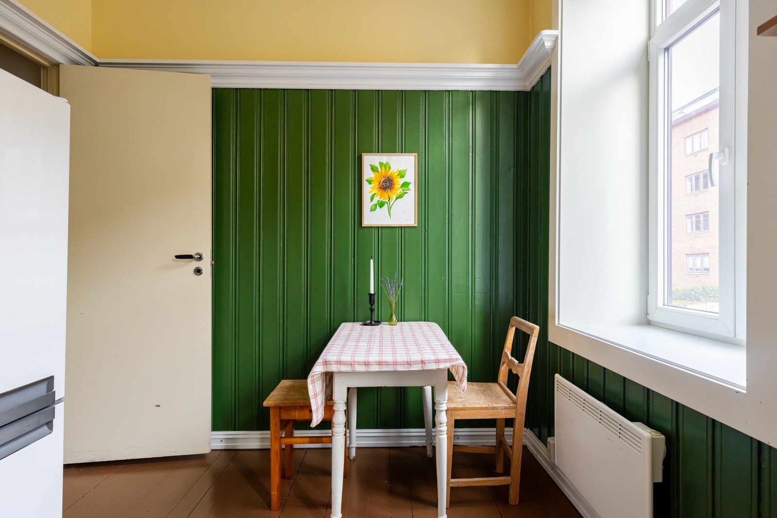 God plass til et spisebord ved vinduet. Galleribilde