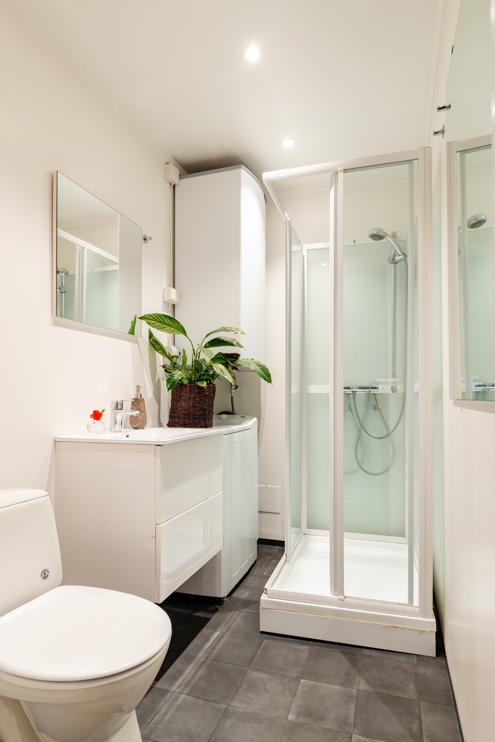 Badet ble oppgradert i 2021 med nytt gulvbelegg, nye malte veggflater og nedsenket himling med downlight. Galleribilde