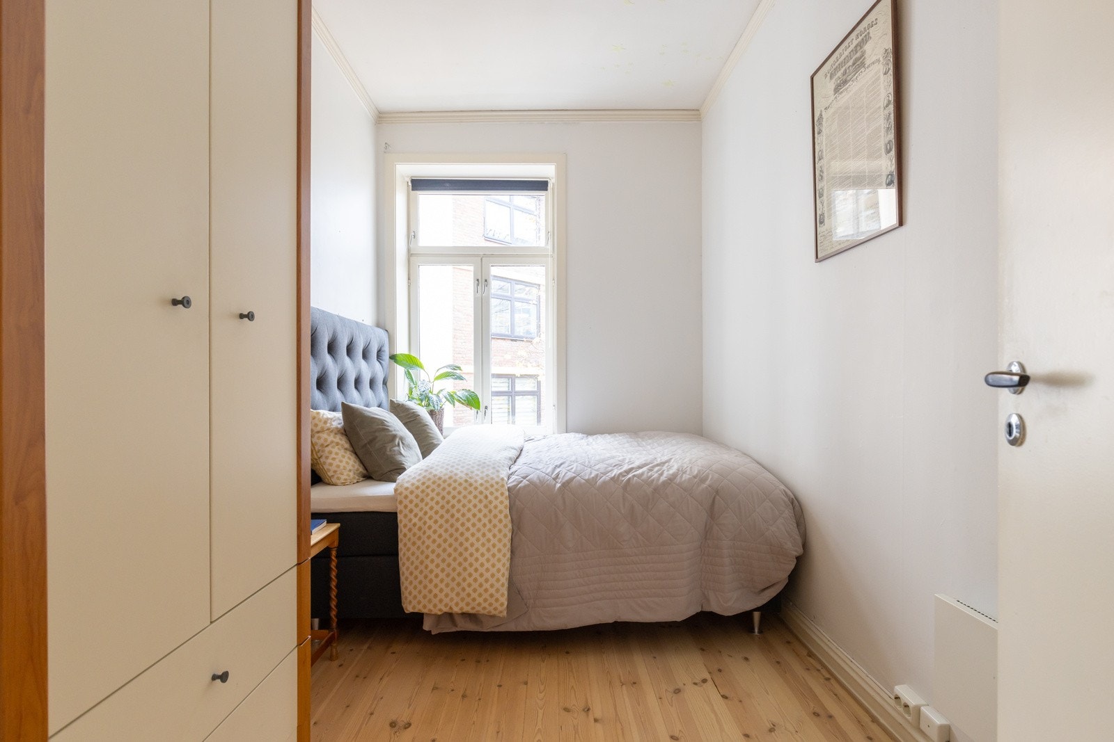 Lyst og luftig soverom med plass til dobbeltseng og nattbord. Galleribilde