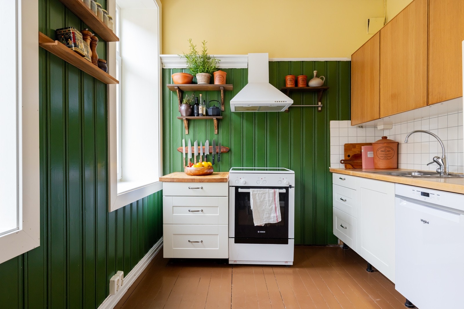 Romslig kjøkken i eget rom. Galleribilde