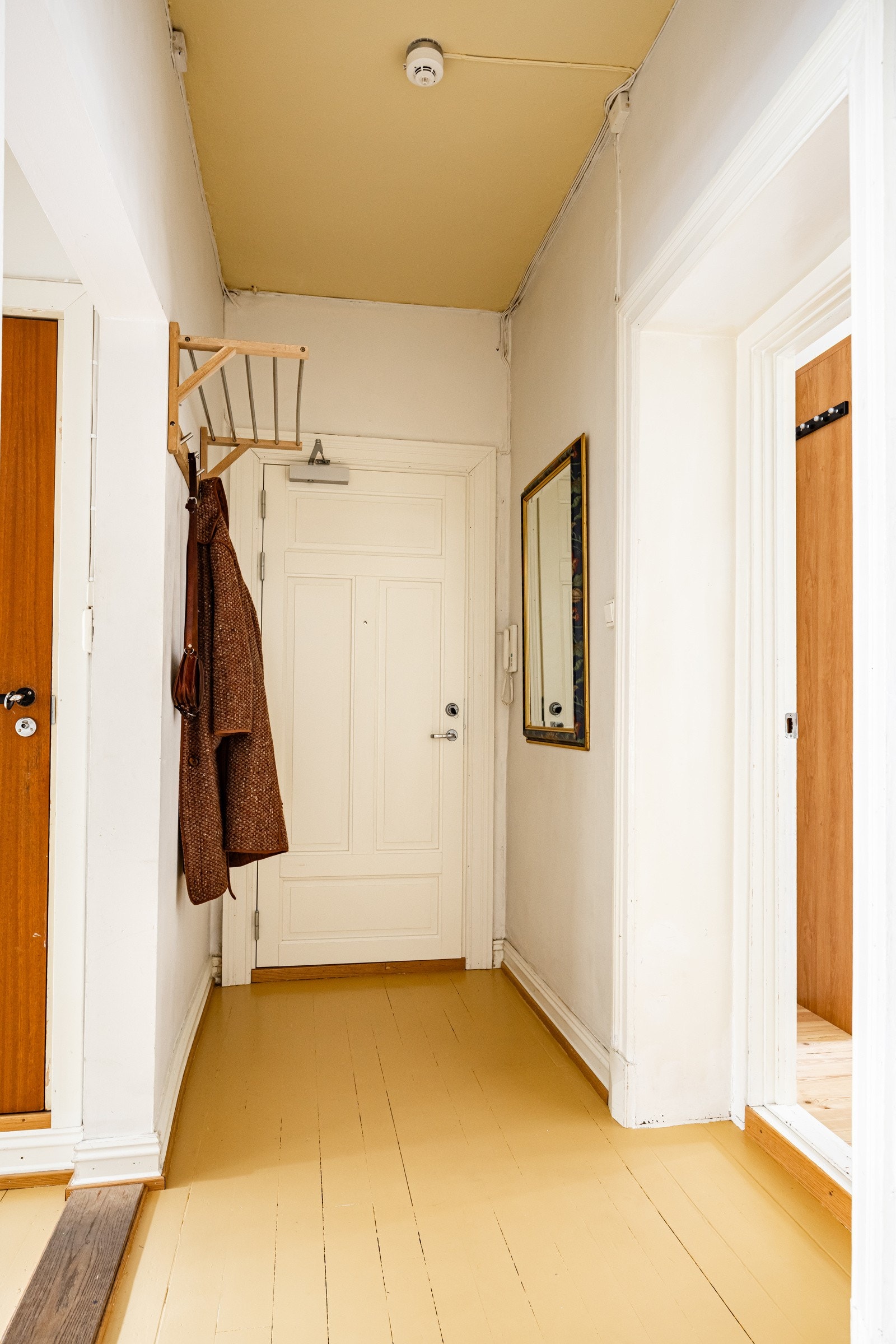 Leiligheten ligger skjermet til, med adkomst via lukket bakgård og felles trappeoppgang. Galleribilde