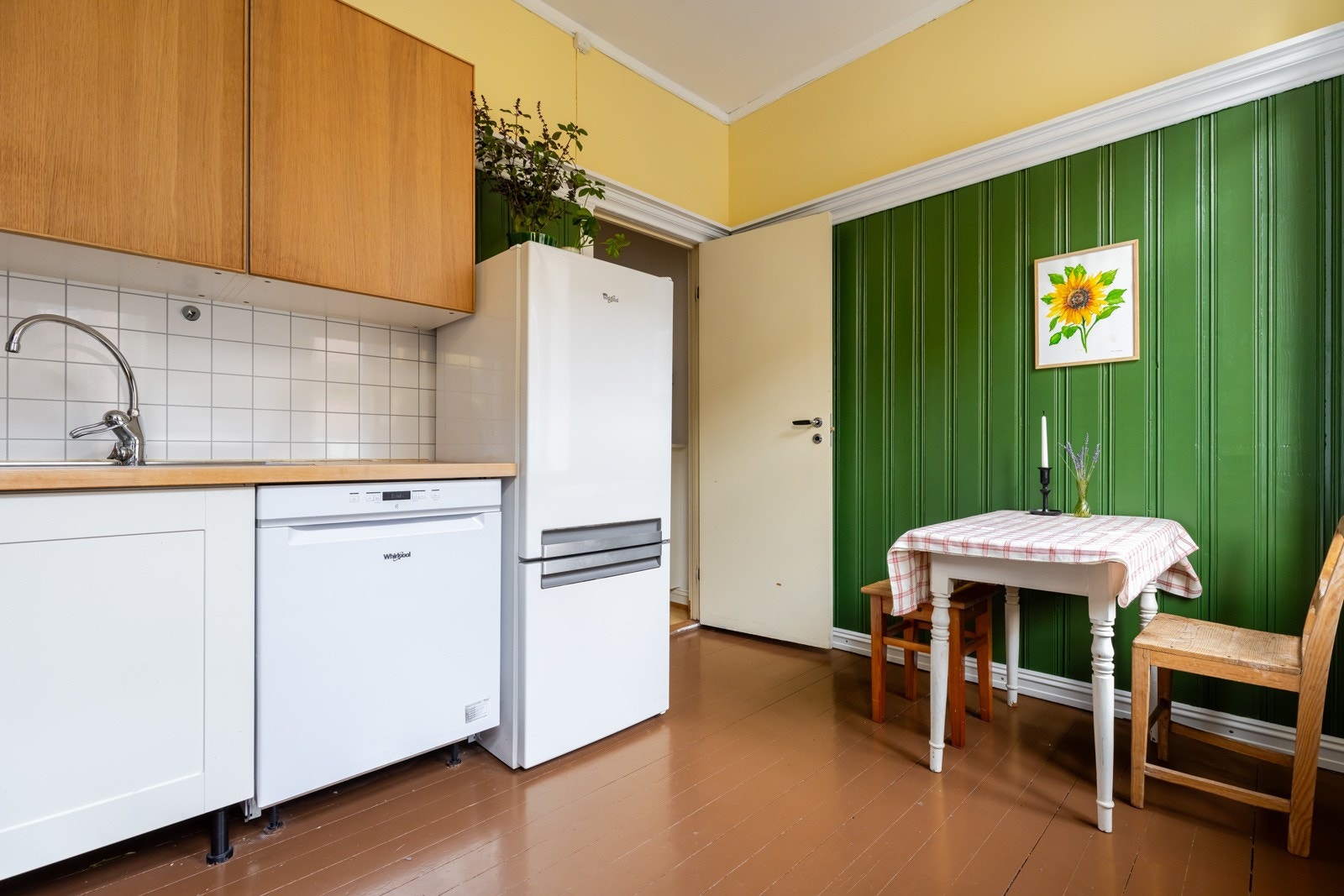 Videre innredet med frittstående hvitevarer. Galleribilde