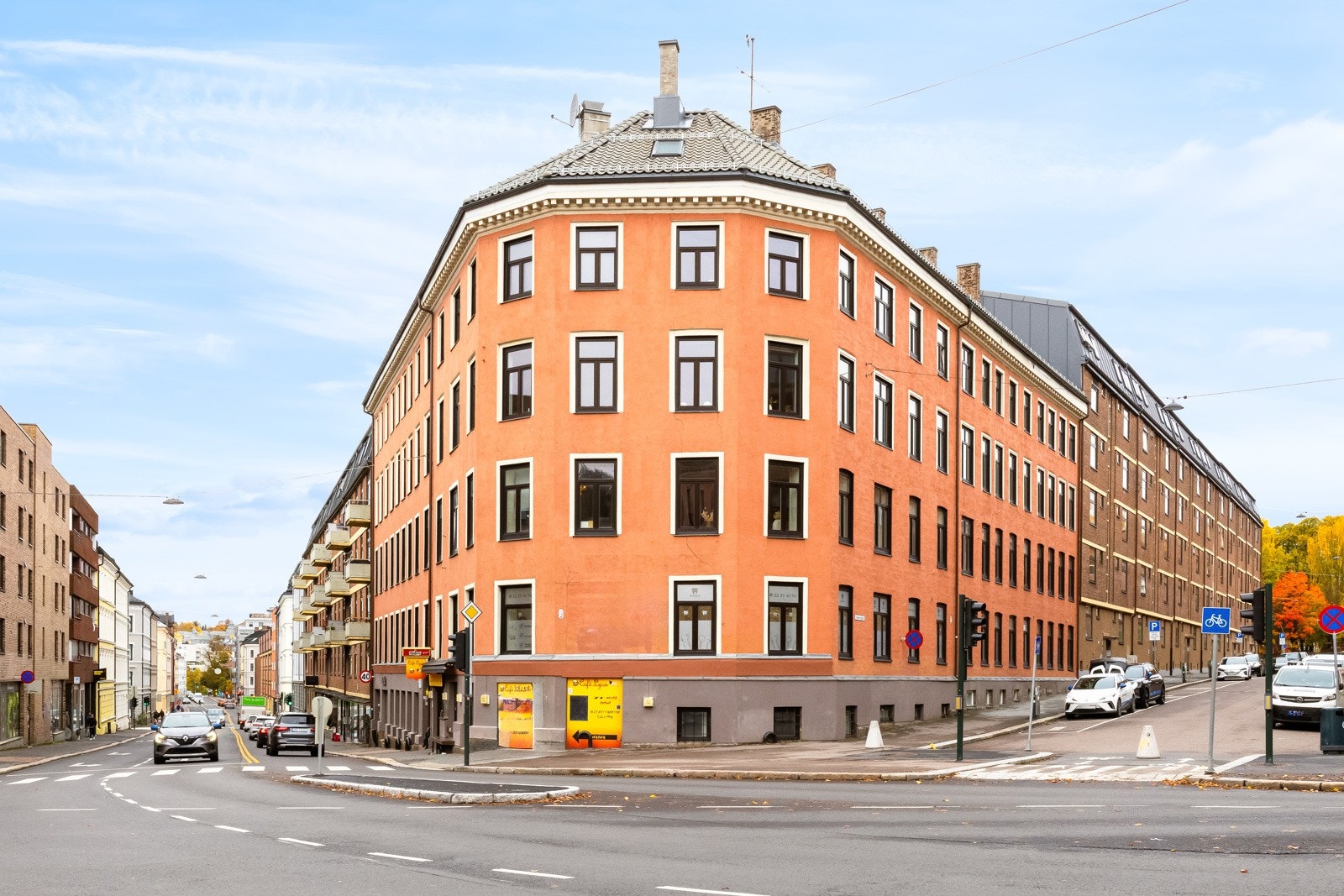Leiligheten har en sentral beliggenhet på Grünerløkka, samtidig som den ligger skjermet og tilbaketrukket til, med adkomst via lukket bakgård og vendt mot blindgate. Galleribilde