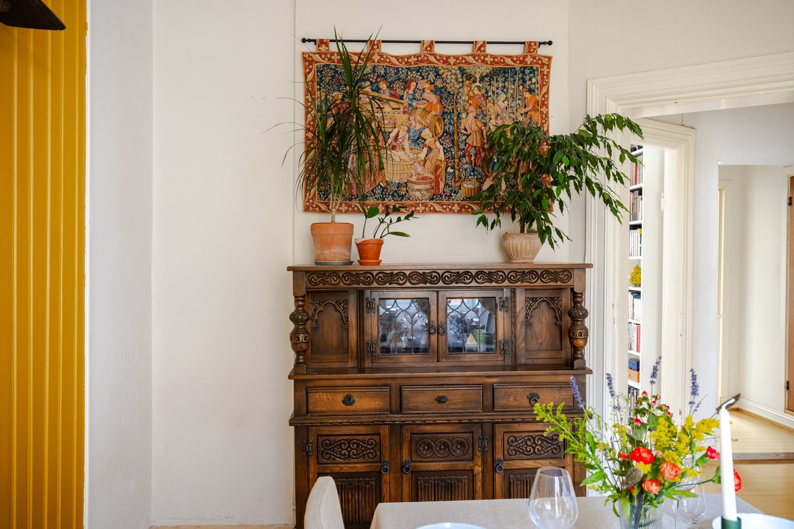 Leiligheten har flotte klassiske detaljer som originale tregulv og stukkatur. Galleribilde