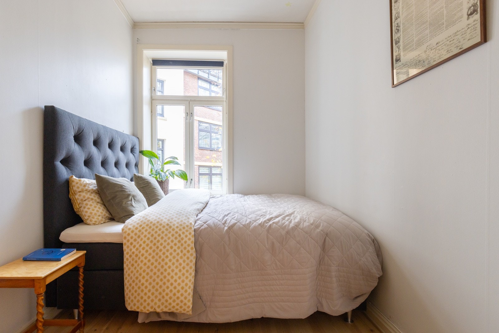 Rommet er innredet med et praktisk garderobeskap. Galleribilde