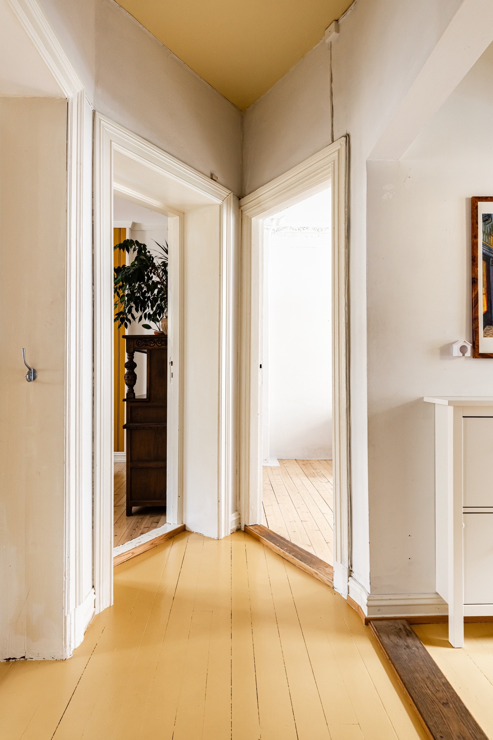 Avlang gang som pent deler opp rommene i leiligheten. Galleribilde