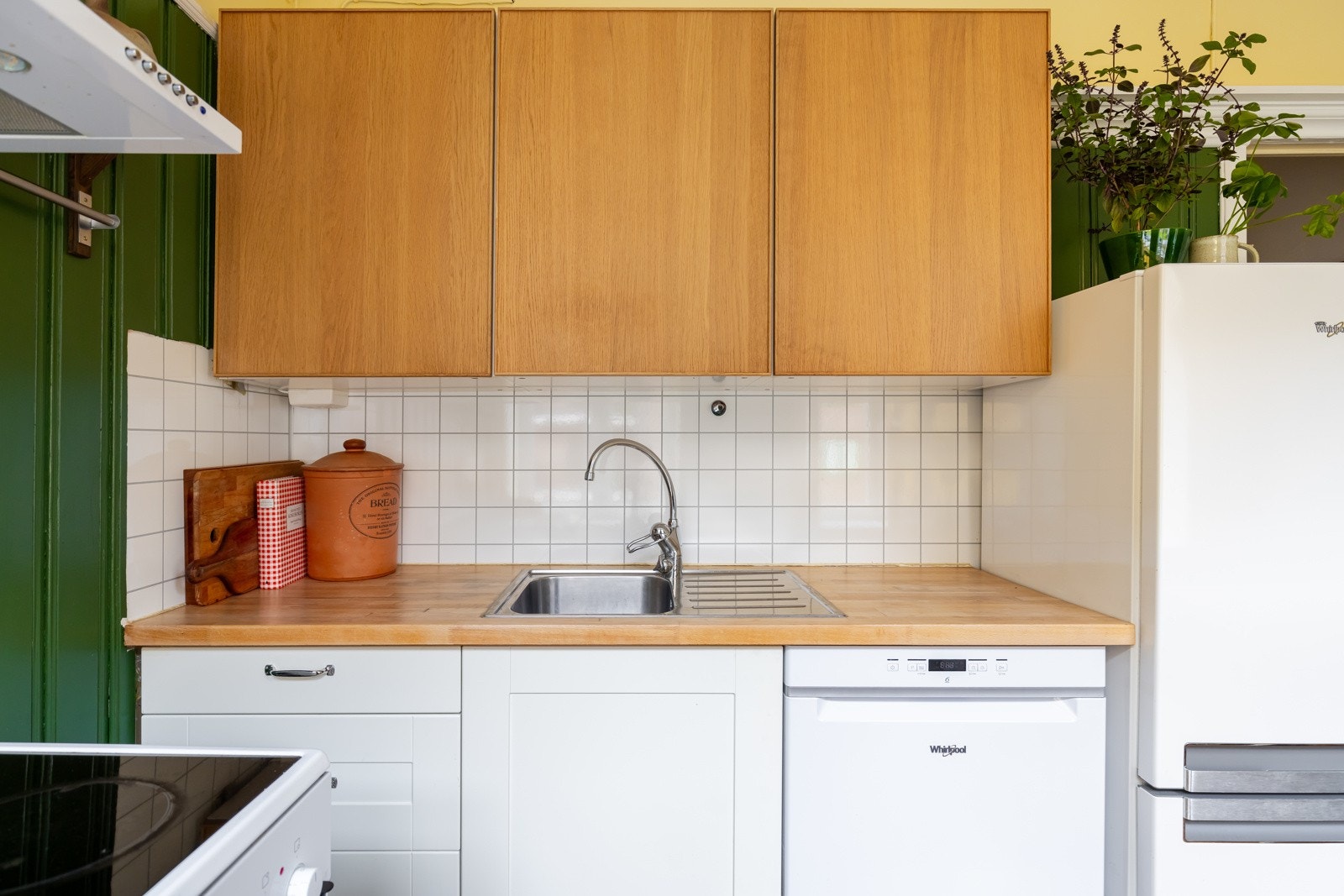 Det er profilerte fronter og benkeplate av heltre med nedsenket oppvaskkum av metall og ett-greps armatur. Galleribilde