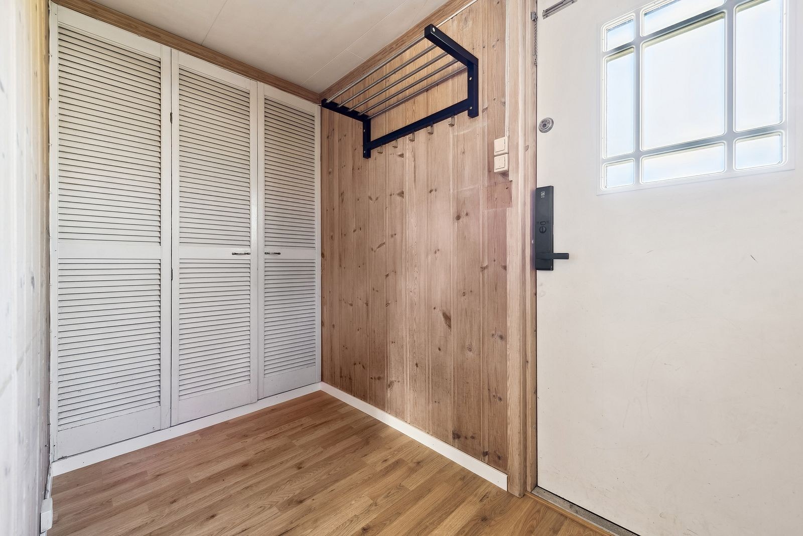Velkommen inn! Entre med innebygd garderobeskap Galleribilde