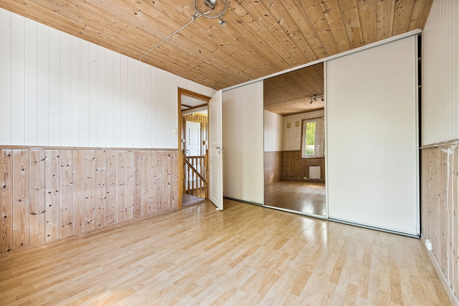 Hovedsoverommet fremstår som lyst og romslig. Skyvedørsgarderobe medfølger Galleribilde