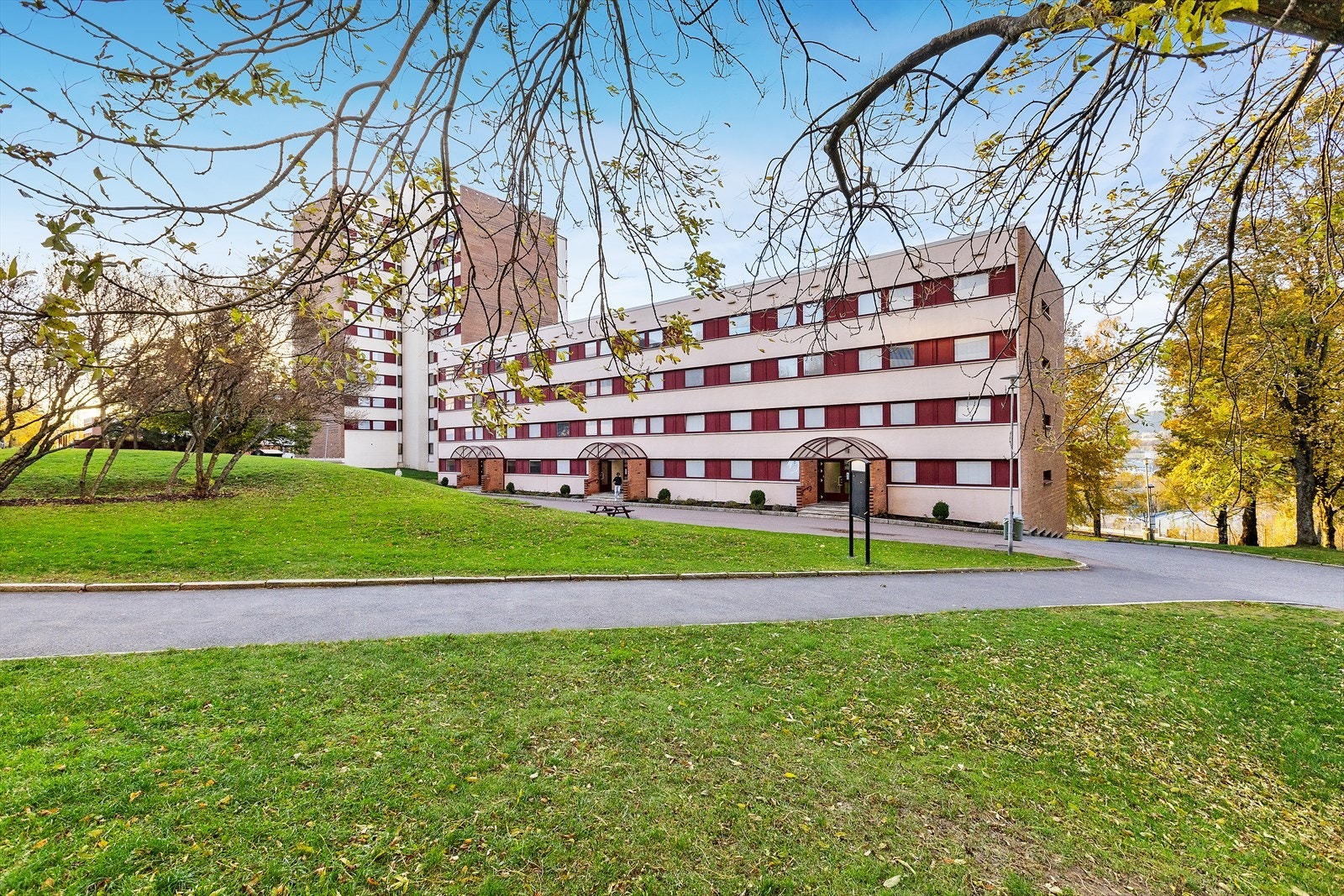 Leiligheten ligger i et trivelig boligområde på Trosterud i Oslo. Herfra har du kort gangavstand til offentlig kommunikasjon, skoler, barnehager, flotte rekreasjonsområder og gode servicetilbud. Galleribilde