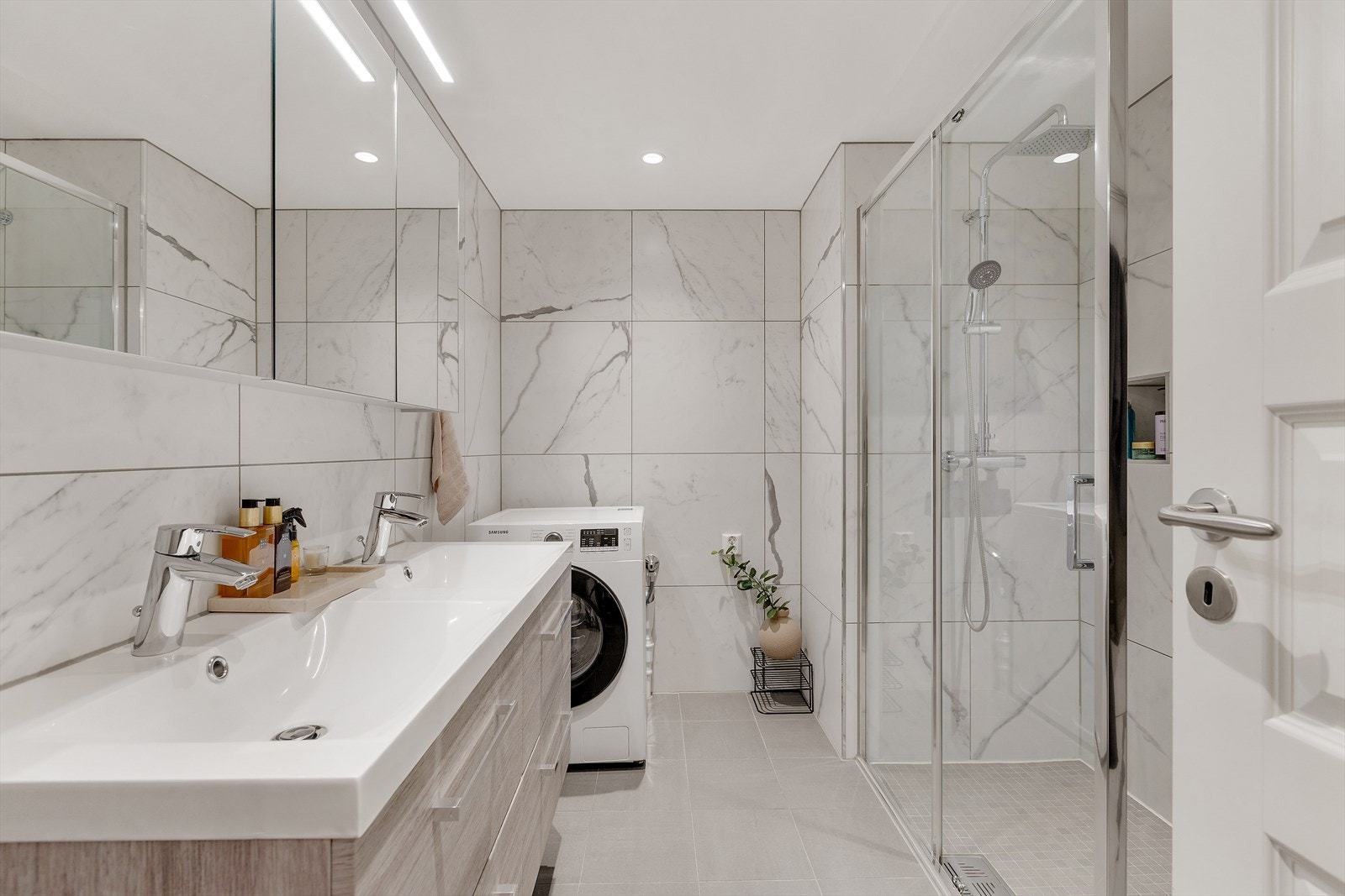 Pent flislagt bad med elektriske varmekabler Galleribilde