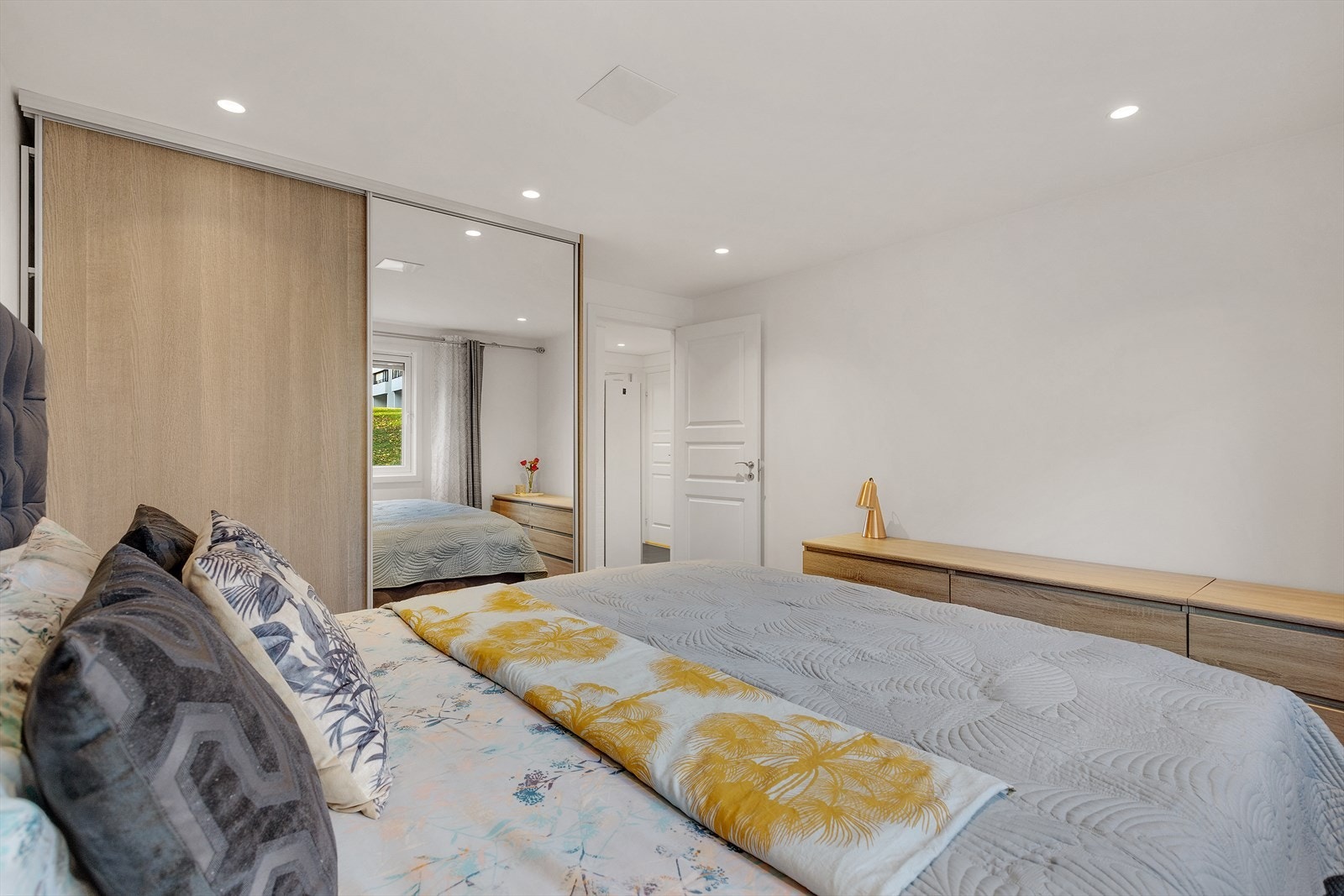 Soverom 1 med downlights og skyvedørsgarderobe med speil Galleribilde