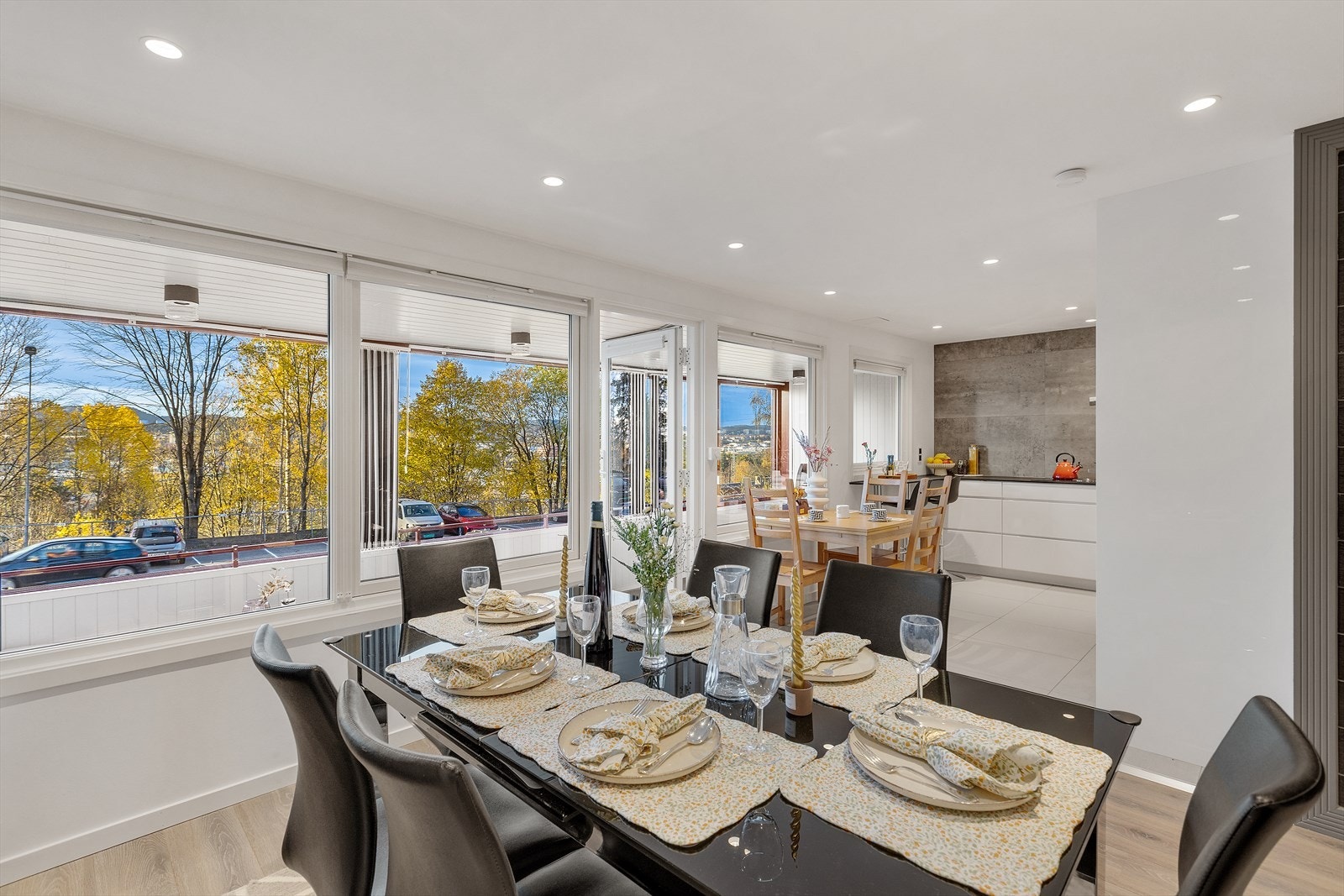 Bygningen har malte trevinduer med 2 og 3-lags glass Galleribilde