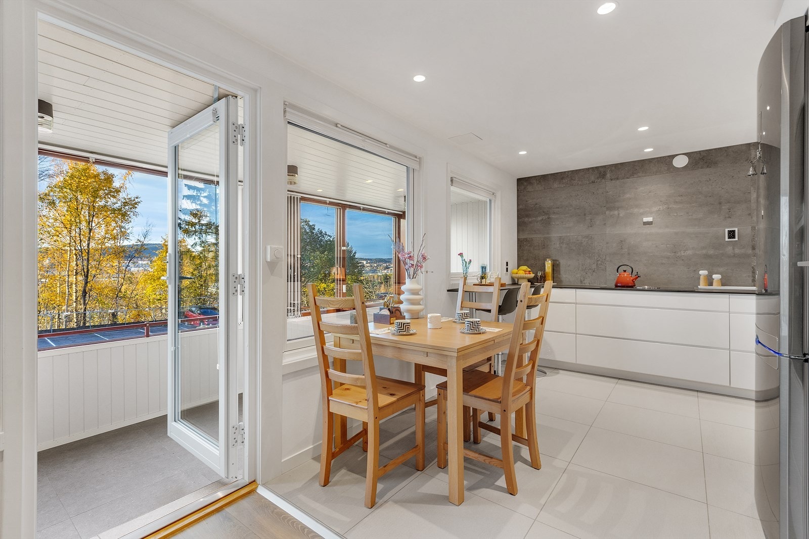 Leiligheten har innglasset balkong på 14 m² med utgang fra stue/kjøkken Galleribilde