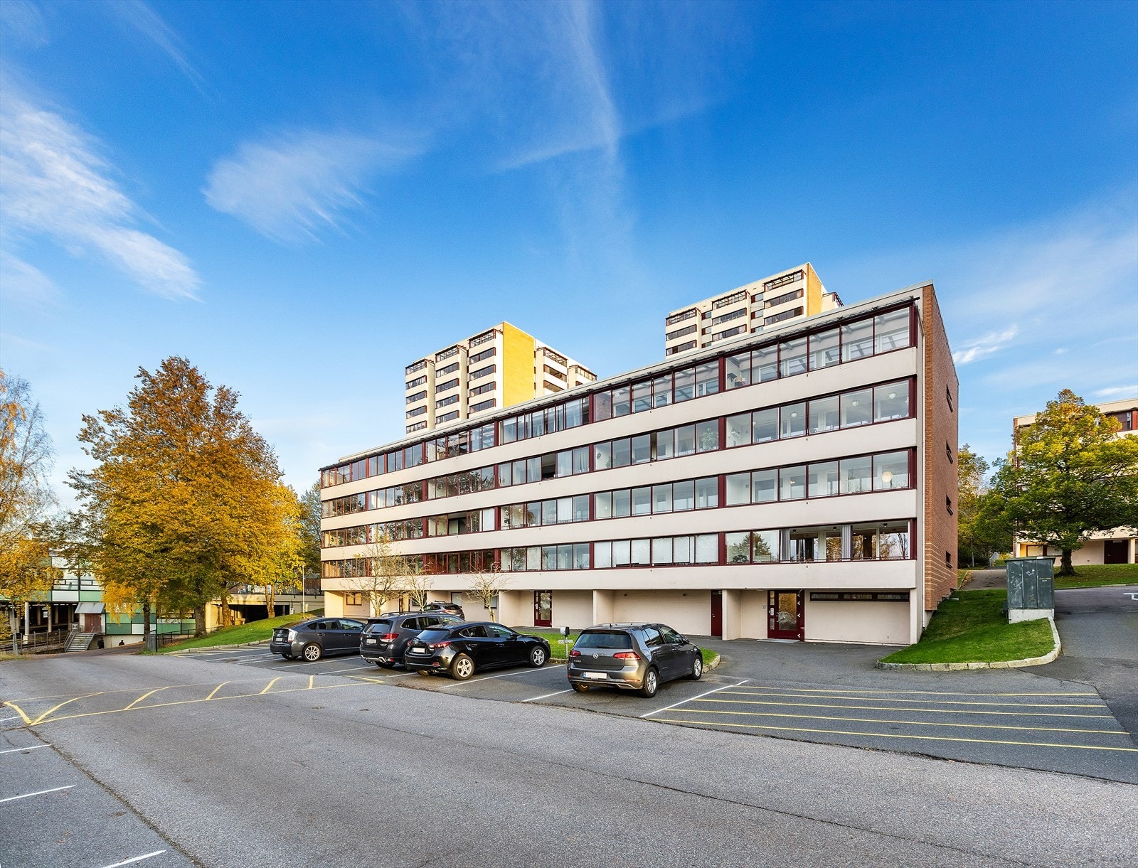 Felleskostnader inkluderer A-konto varmtvann, kabel-TV og fibernett, kommunale avgifter, felles forsikring, vaktmestertjeneste, forretningsførsel, trappevask, drift og vedlikehold. Galleribilde