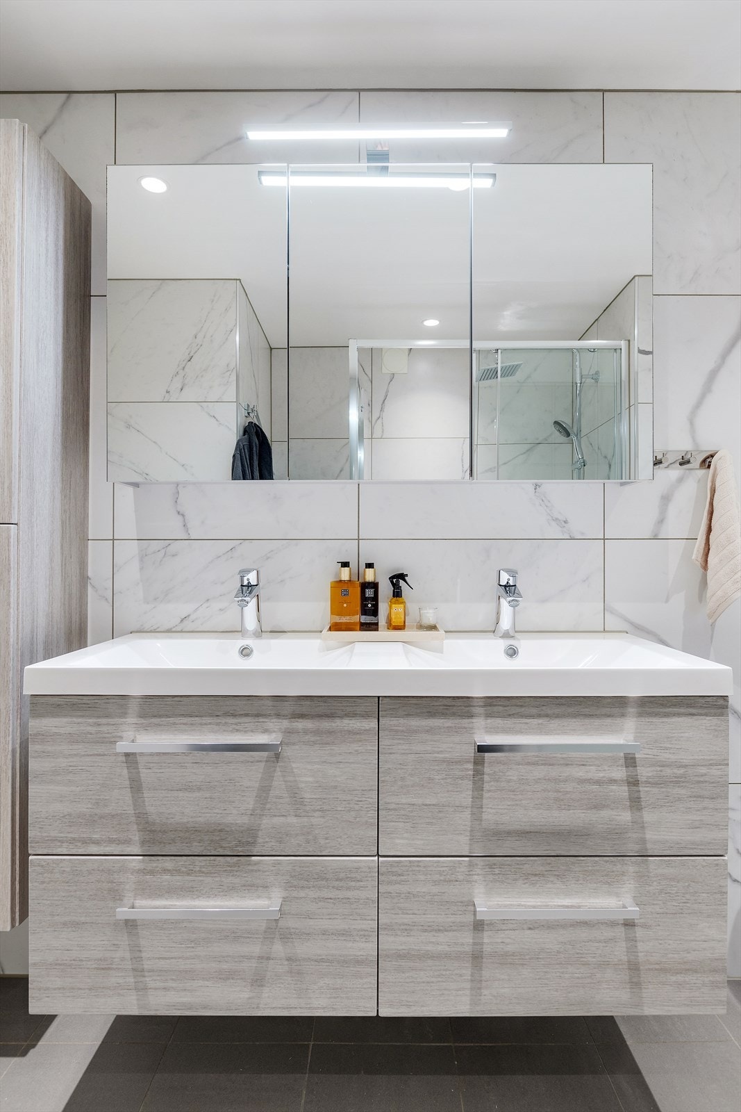 Badet har innredning med 2 nedfelte servanter, 4 skuffer og speilskap. Galleribilde