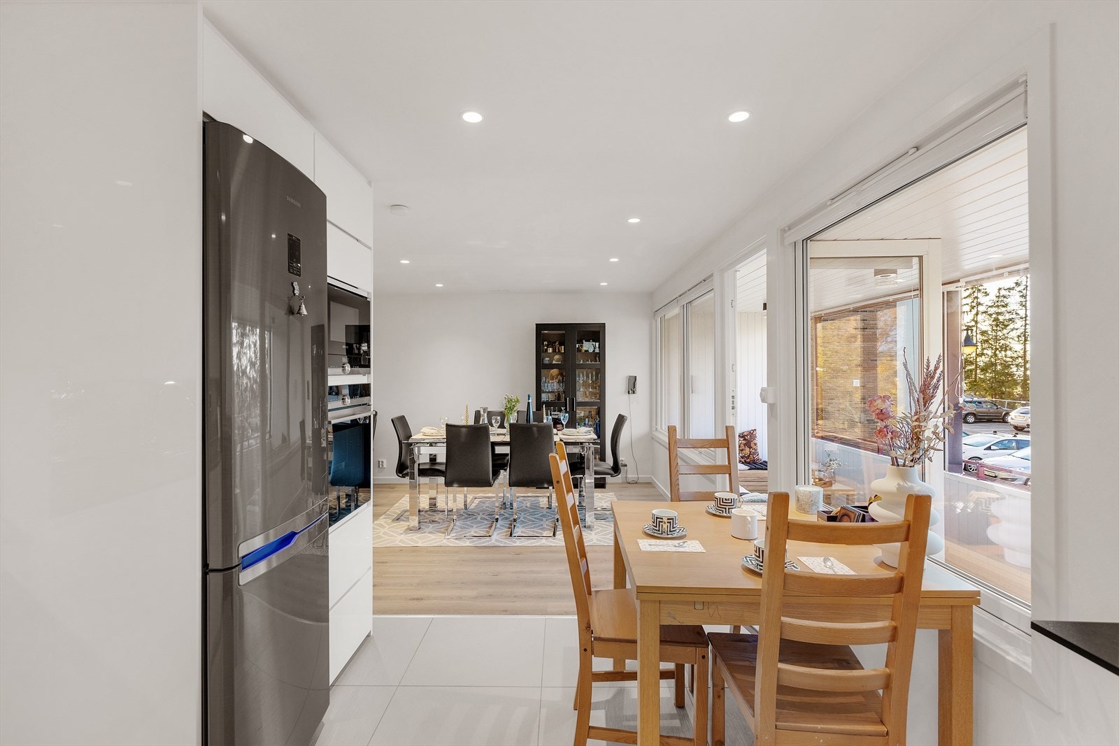 Store vindusflater og verandadør mot kjøkken og stue gir mye naturlig lys til leiligheten Galleribilde