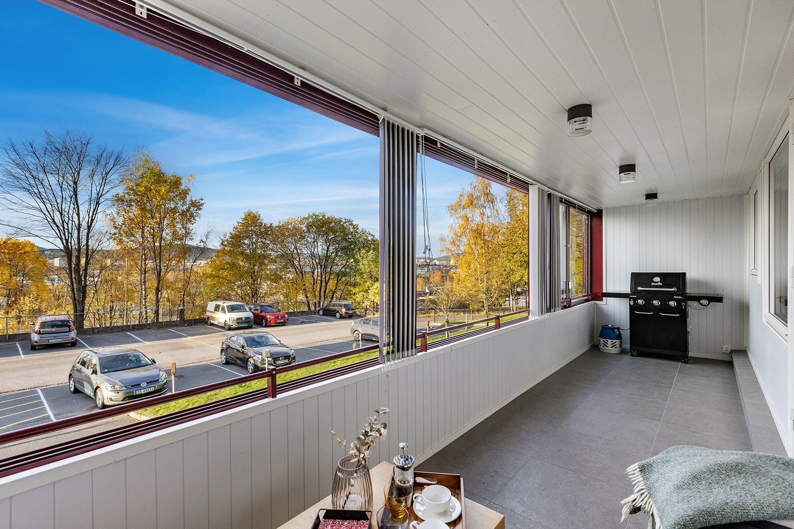 Romslig og innglasset balkon som egner seg i alle sesonger med god plass til utemøbler og grill Galleribilde