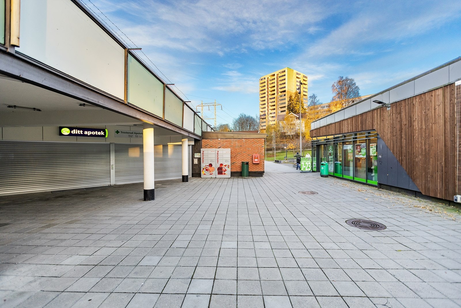 Nærmeste holdeplass er Trosterud stasjon og ligger ca 2 minutters gange fra boligen. Galleribilde