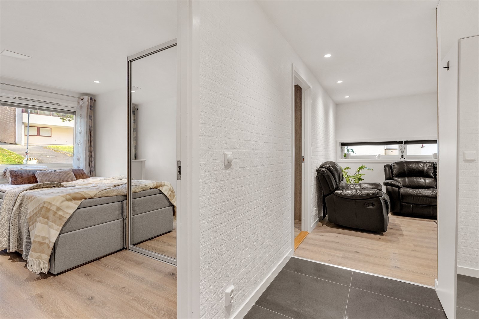 Adgang til soverom og stue fra gangen Galleribilde