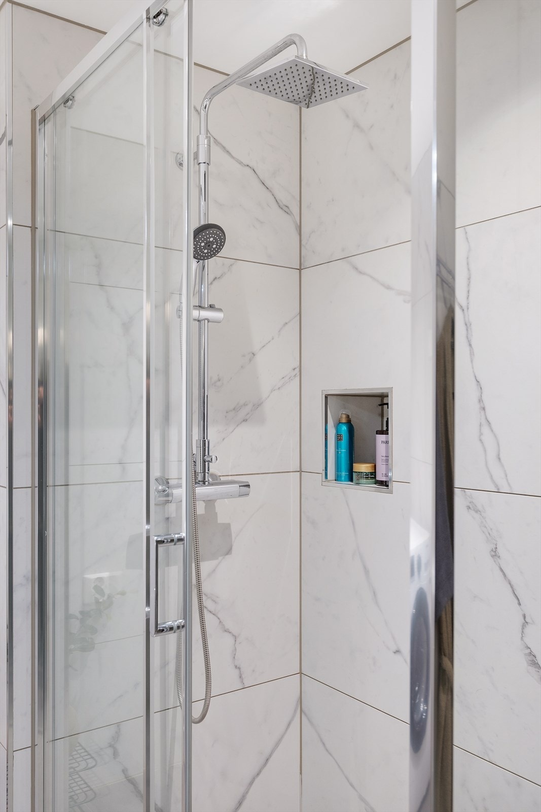 Dusjsett med regnfallsdusj Galleribilde