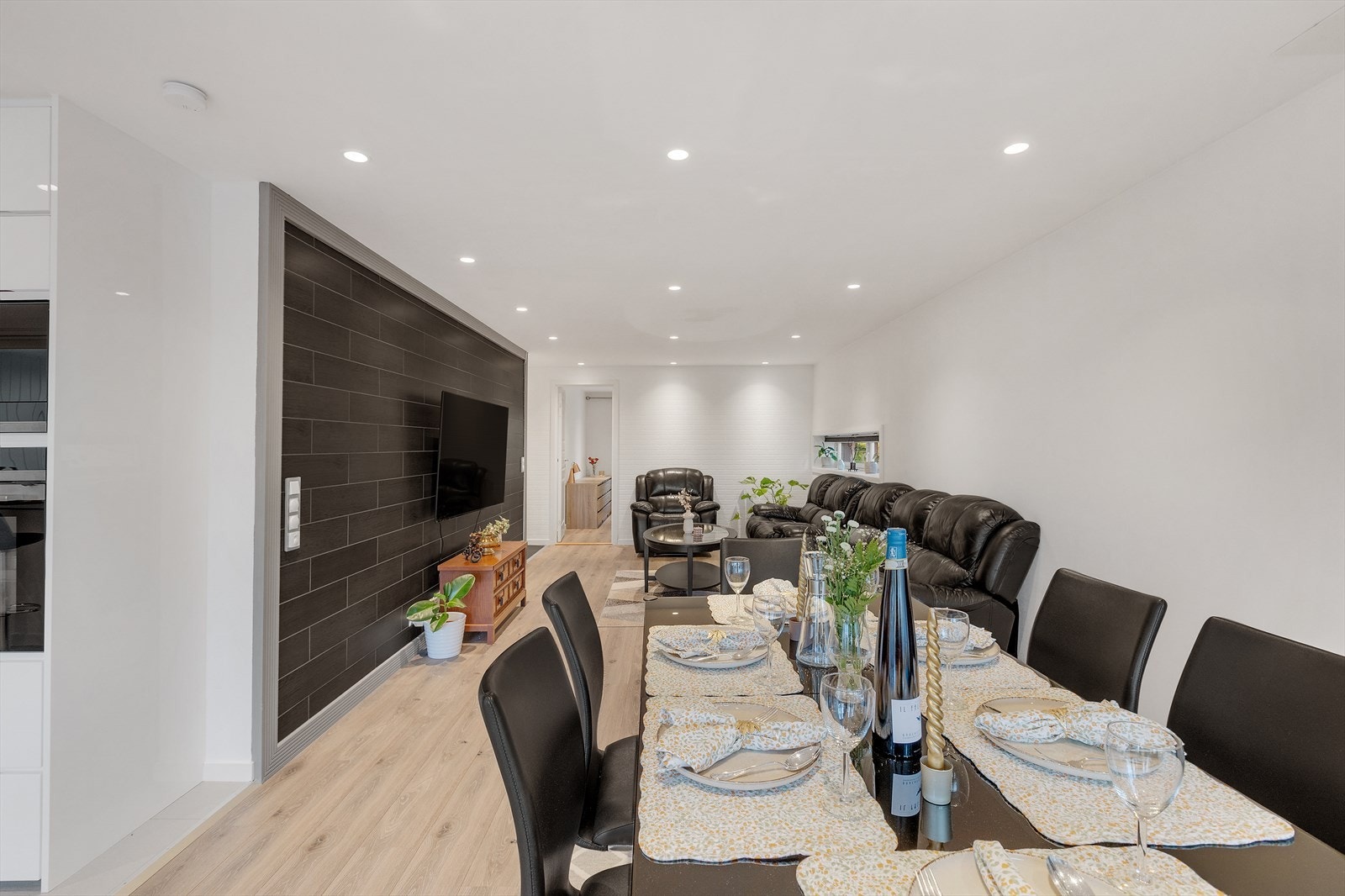 Veggene har tapet, fliser og malte flater. Innvendige tak har malte flater Galleribilde