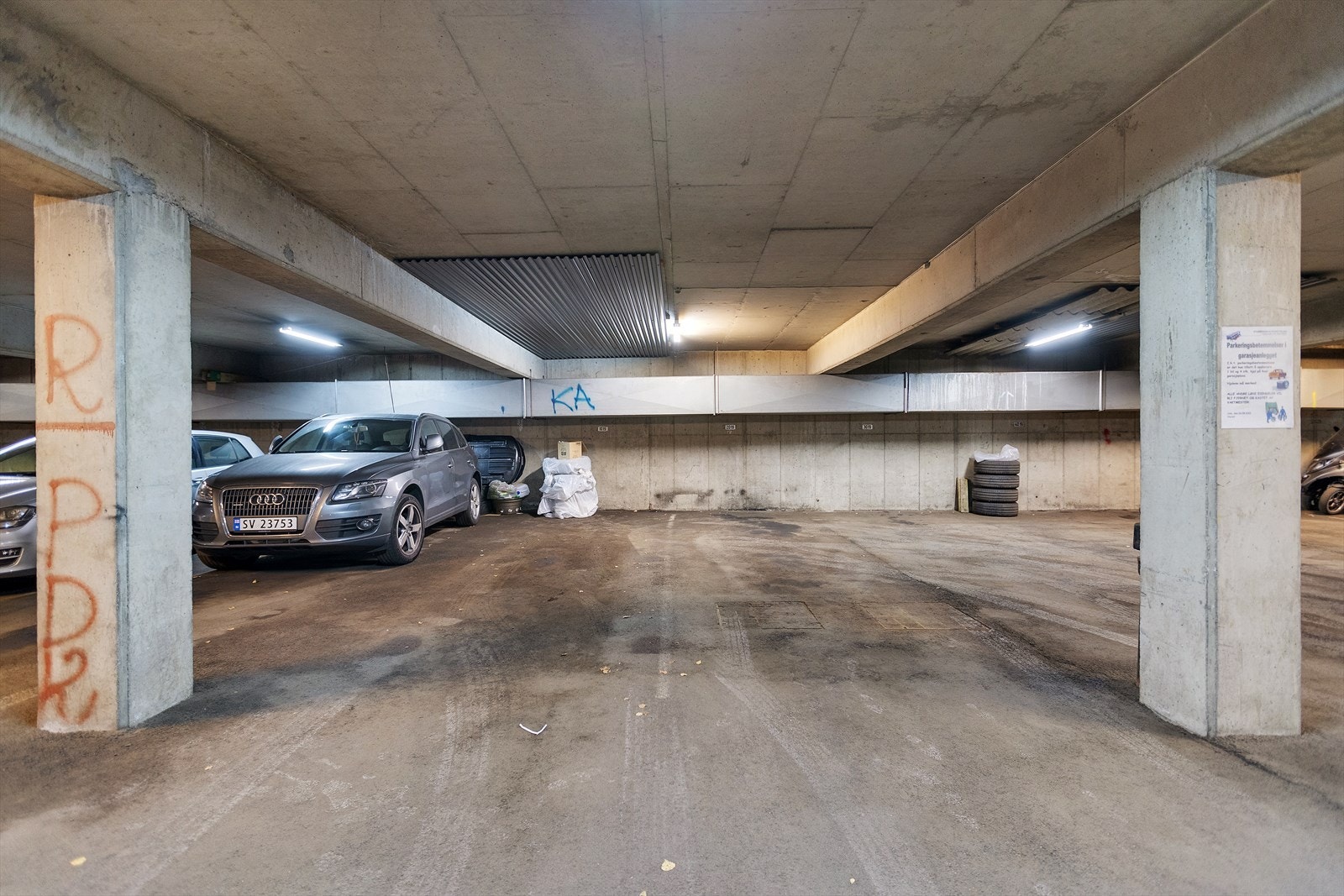 Parkering i felles garasjeanlegg i kjeller Galleribilde