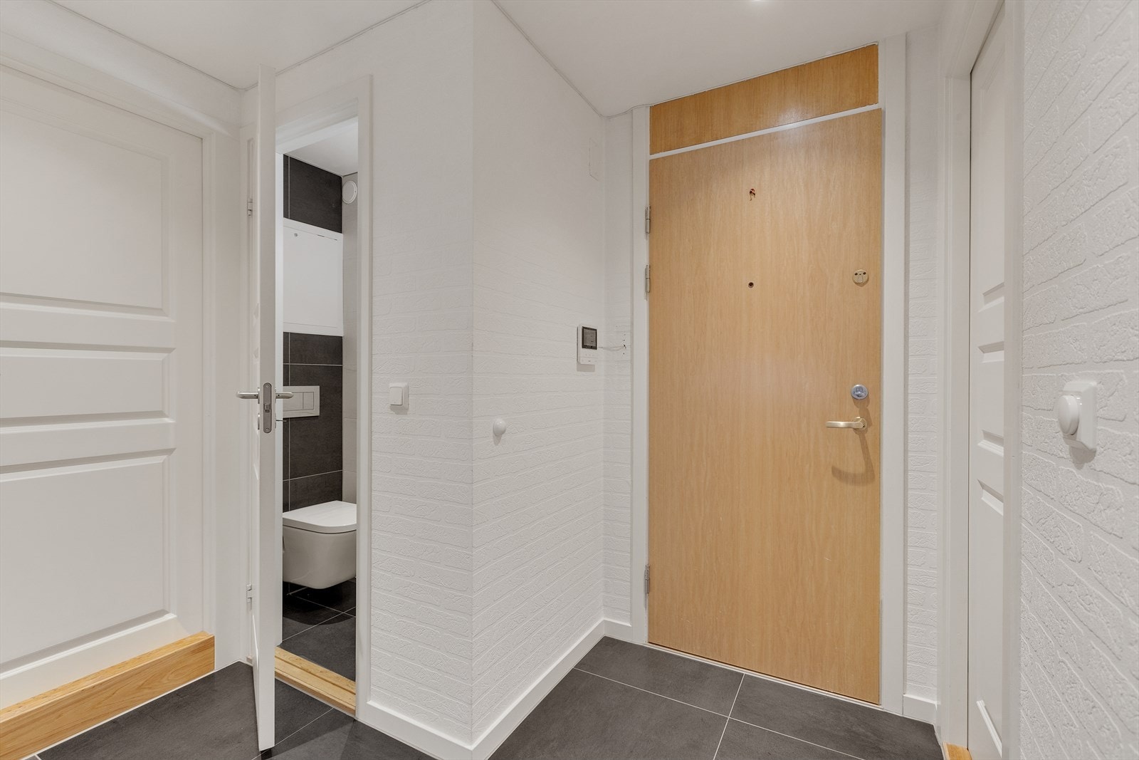 Praktisk flislagt gang Galleribilde