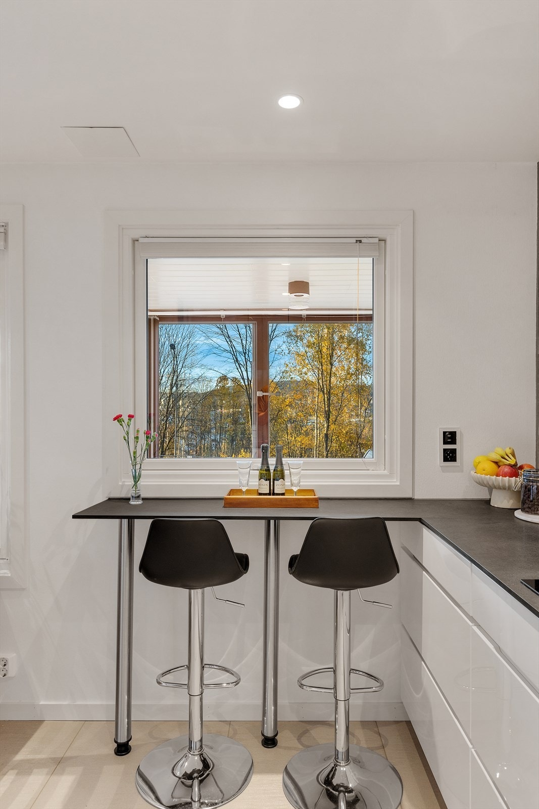 Ekstra benkeplate m/ barstoler under vindu for ekstra arbeidsplass, eller å nyte en kaffe med utsikt Galleribilde