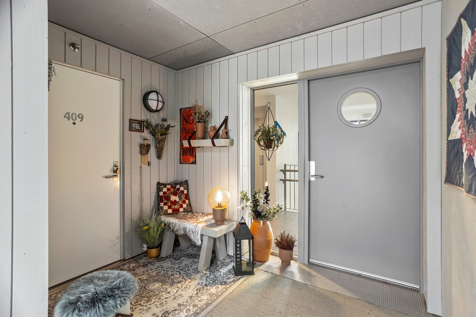 Inngangsparti. Det er heis i bygget og parkeringsplass i p-kjeller. Galleribilde