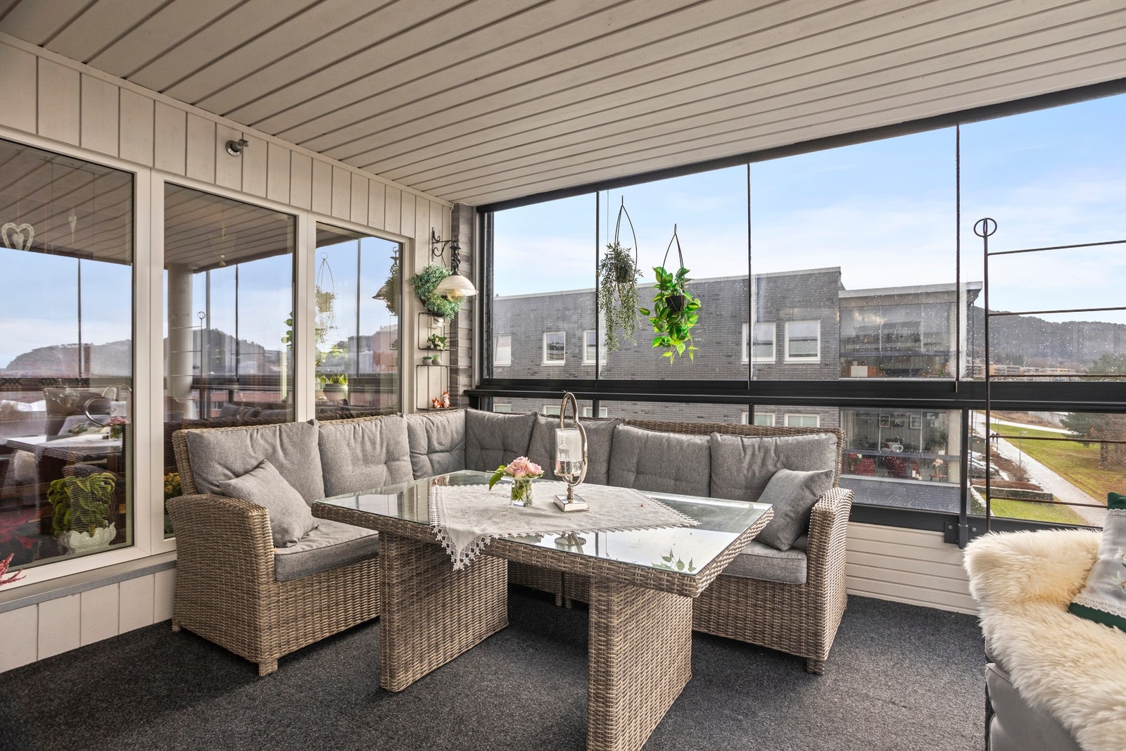 Innglassingen er en god forlengelse av stuen med mye bruksglede. Galleribilde