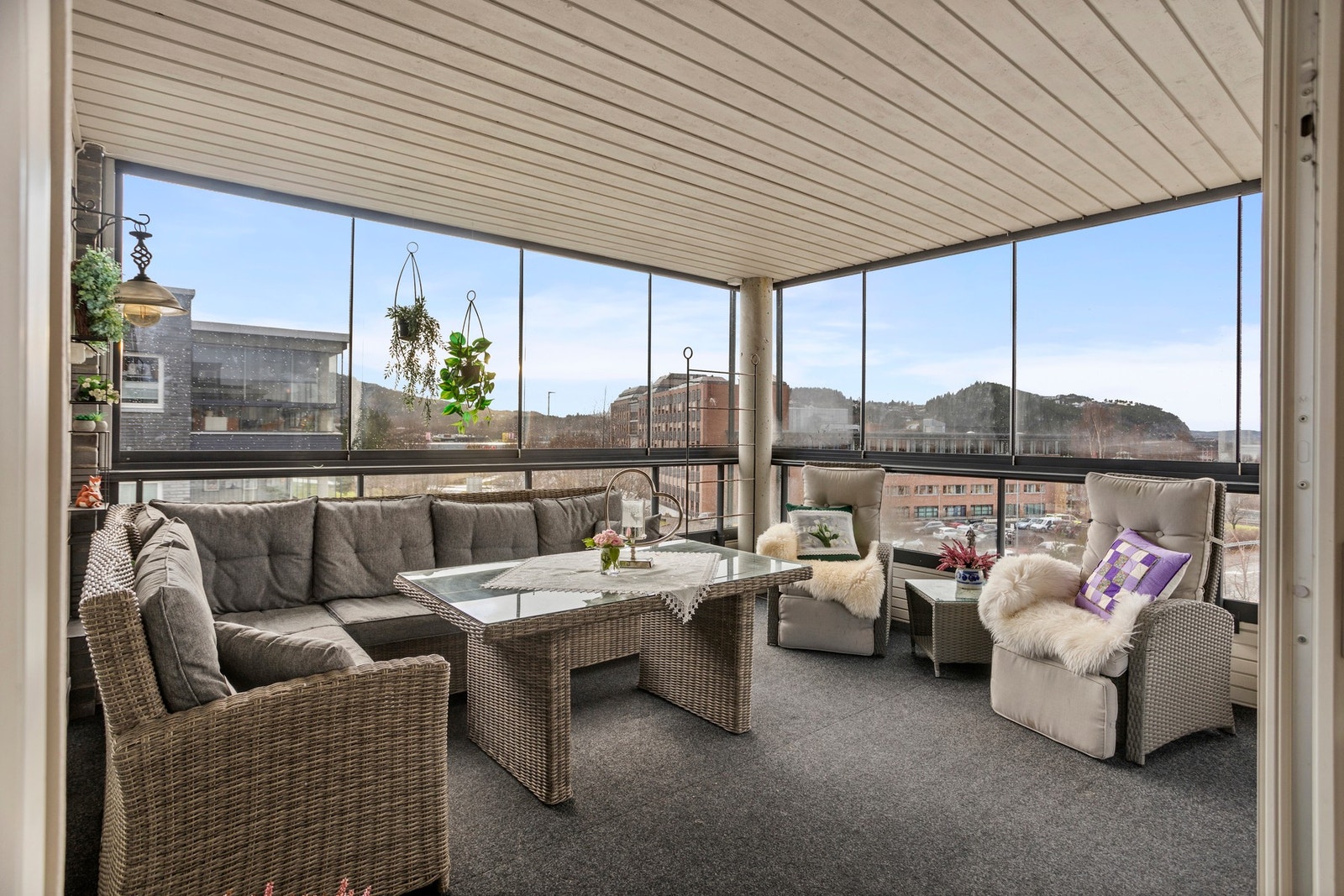 Fra stuen er det utgang til romslig balkong på 15 kvm. Galleribilde