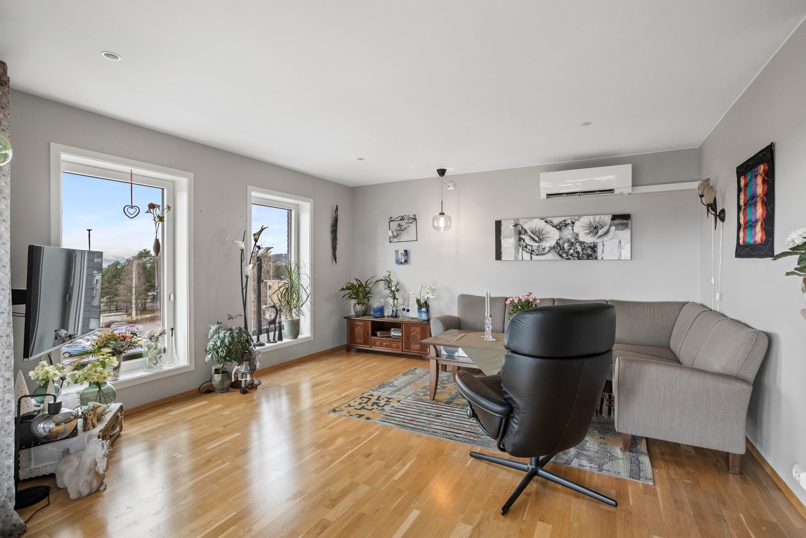 Leiligheten har en praktisk planløsning der det er god plass til flere sittegrupper i stuedelen Galleribilde