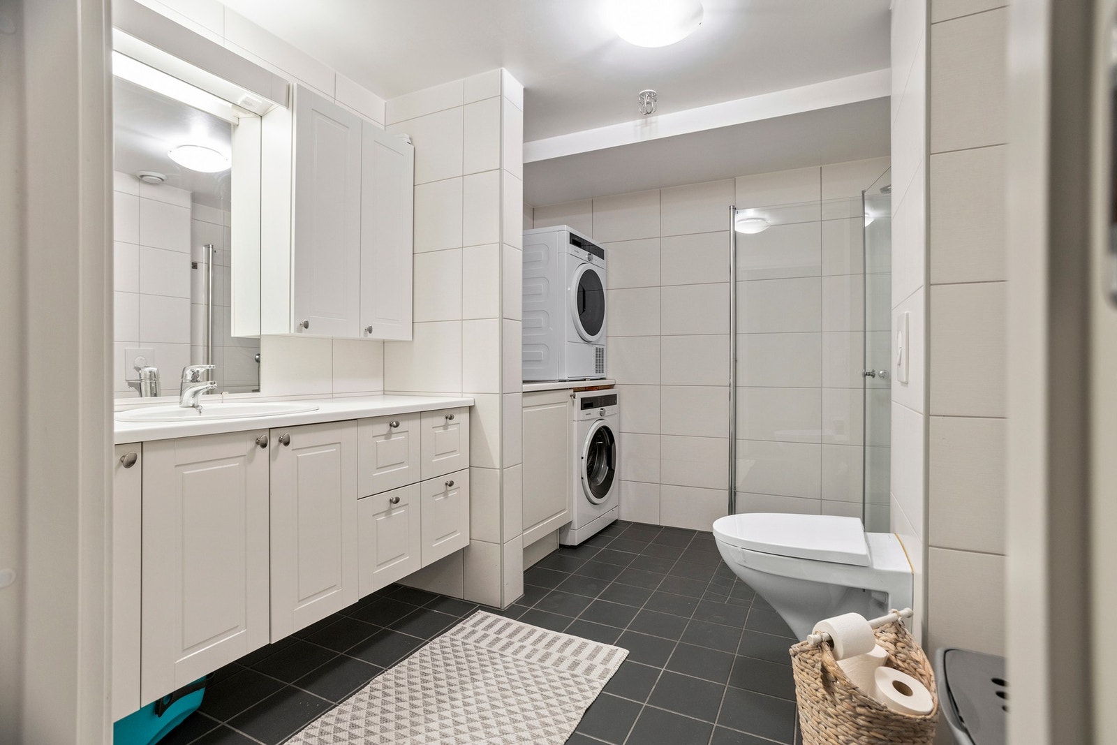 Bad/vaskerom - 6,5 kvm. Utstyrt med servantskap, toalett, dusjdører og opplegg for vaskemaskin Galleribilde