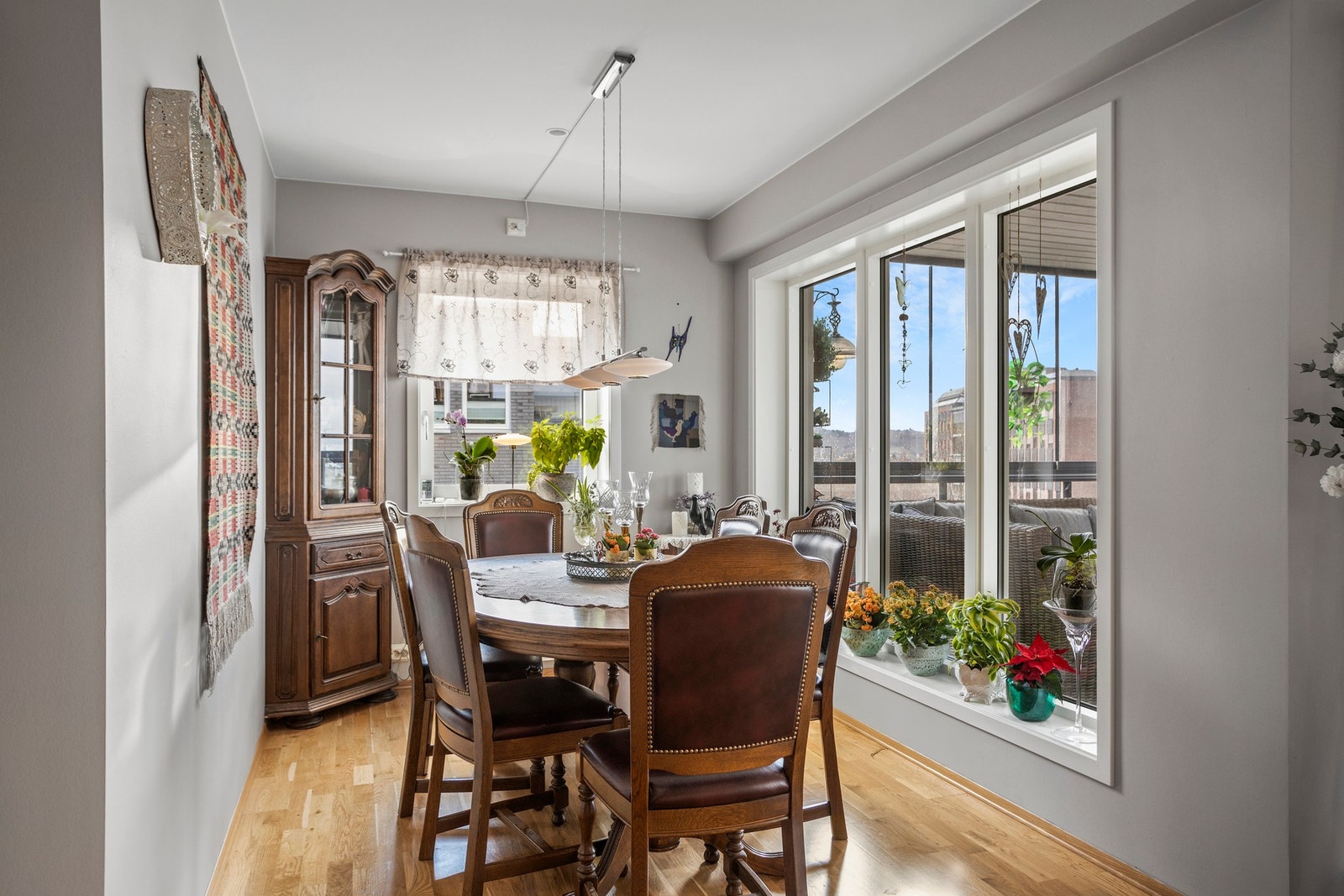 Hjørnebeliggenheten gir flere vindu og bedre lysforhold! Galleribilde