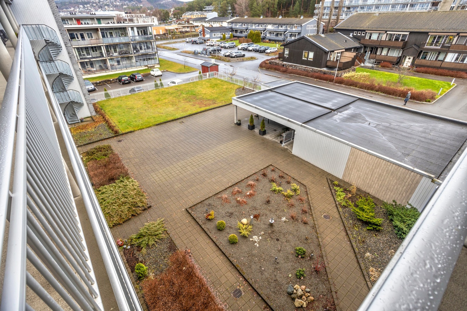 Pent opparbeidede fellesområder. I sommerhalvåret står det felles utemøblement til benyttelse for beboerne Galleribilde